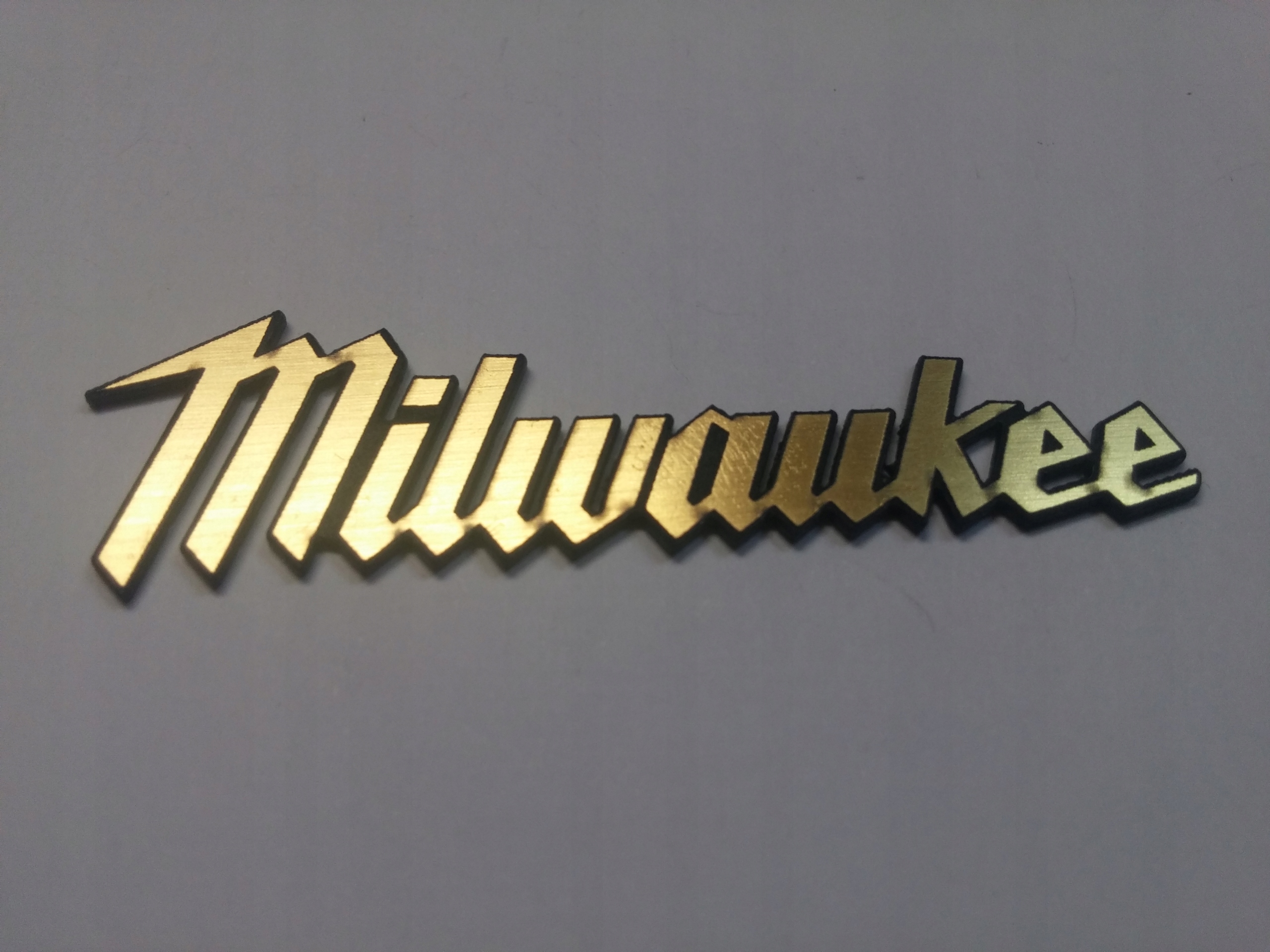 

Milwaukee naklejka emblemat 64 x 19 mm*ZŁOTA