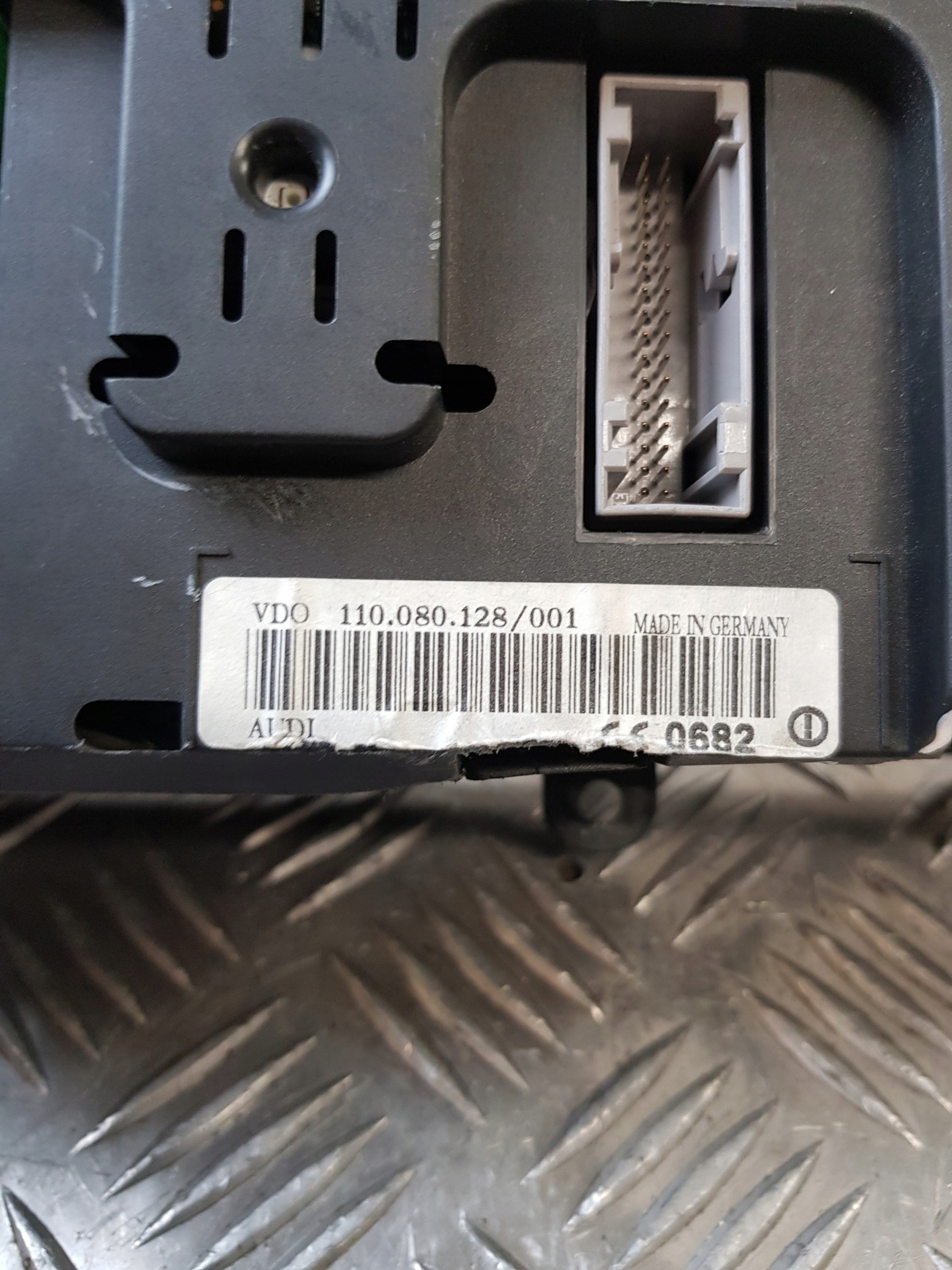 dials 110080128 AUDI A6 C5 2.4B 02R