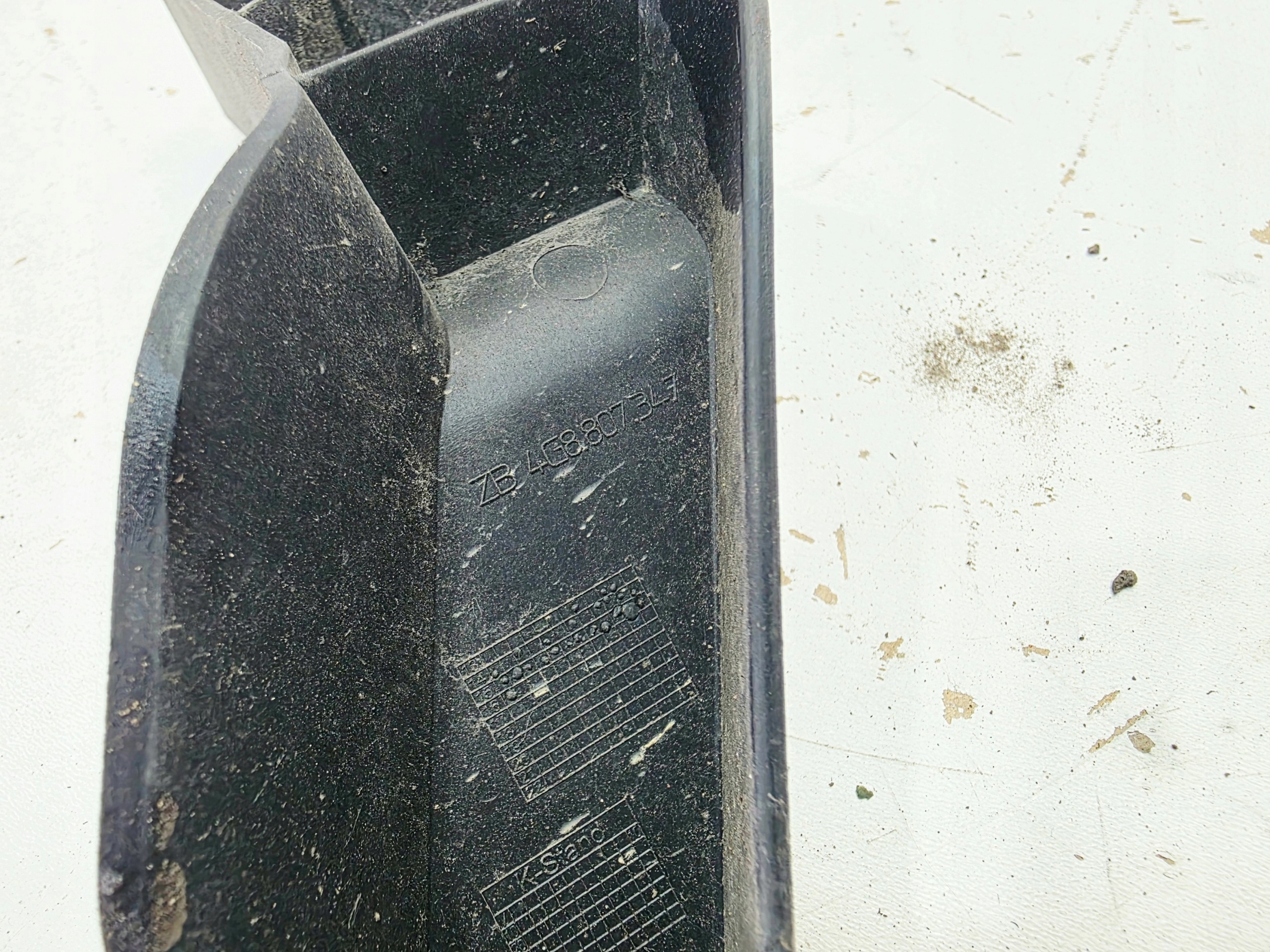 support holder lower of a bumper left rear part AUDI A6 C7 A7 4G8807347