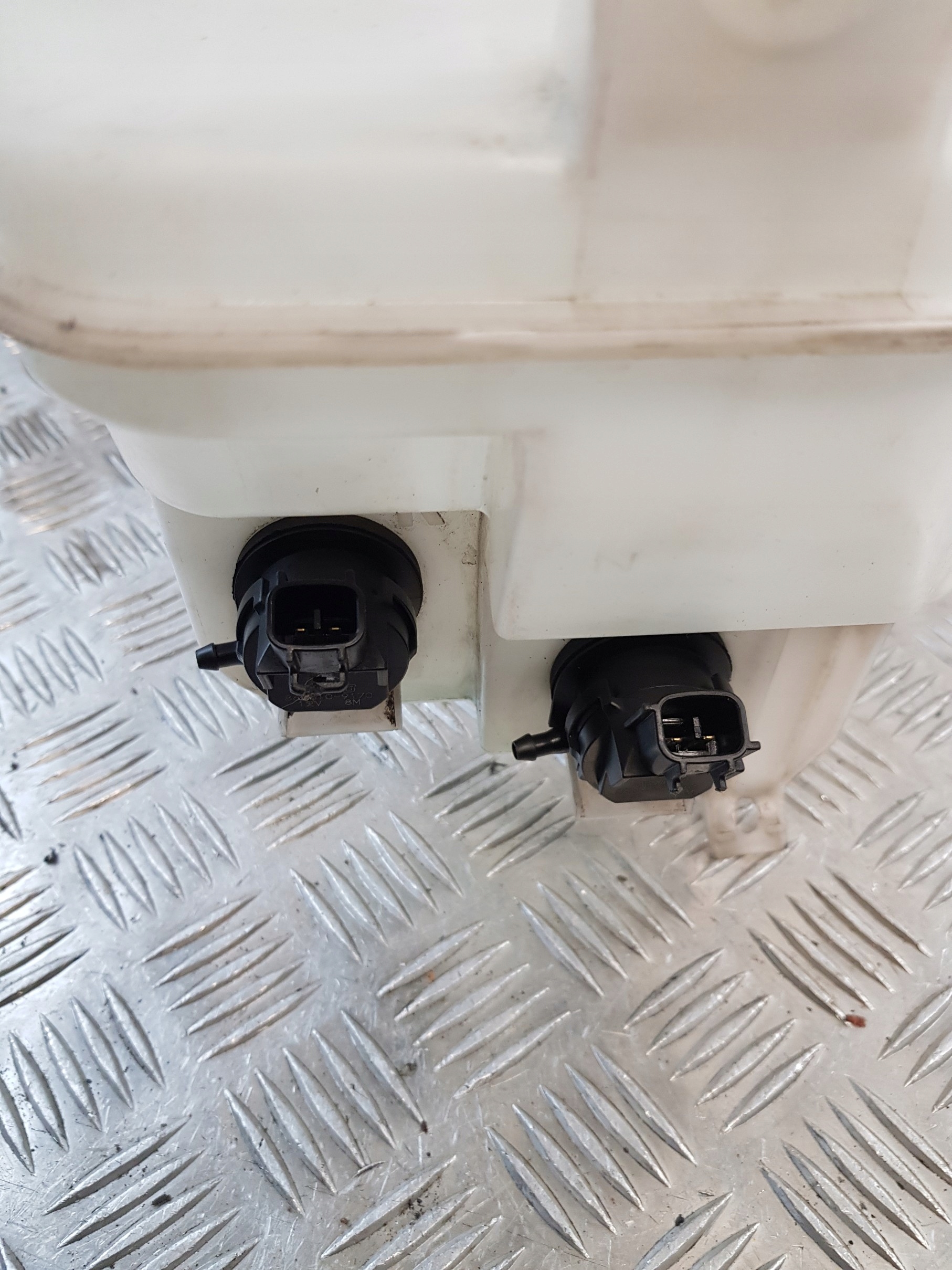 washer fluid tank GS1E67480 + POMPKI MAZDA II GH 11R
