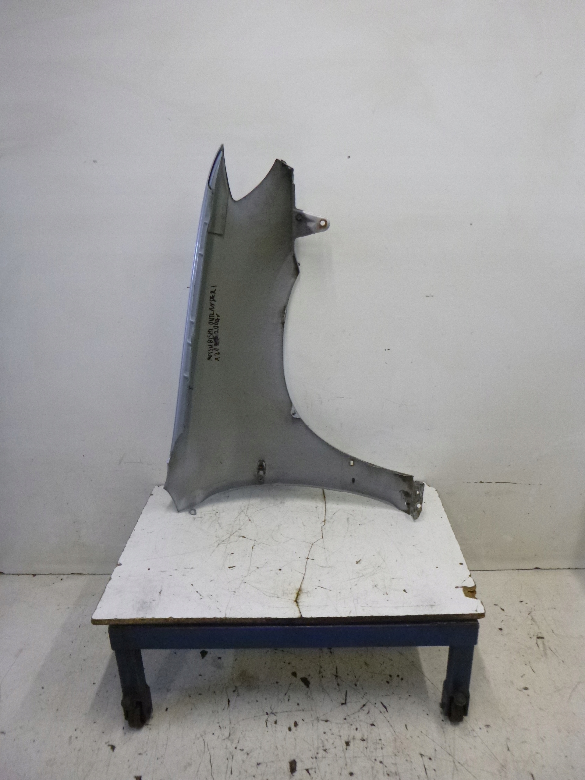 parafango sinistra Mitsubishi Outlander A31 2001 – 2006 SREBNY