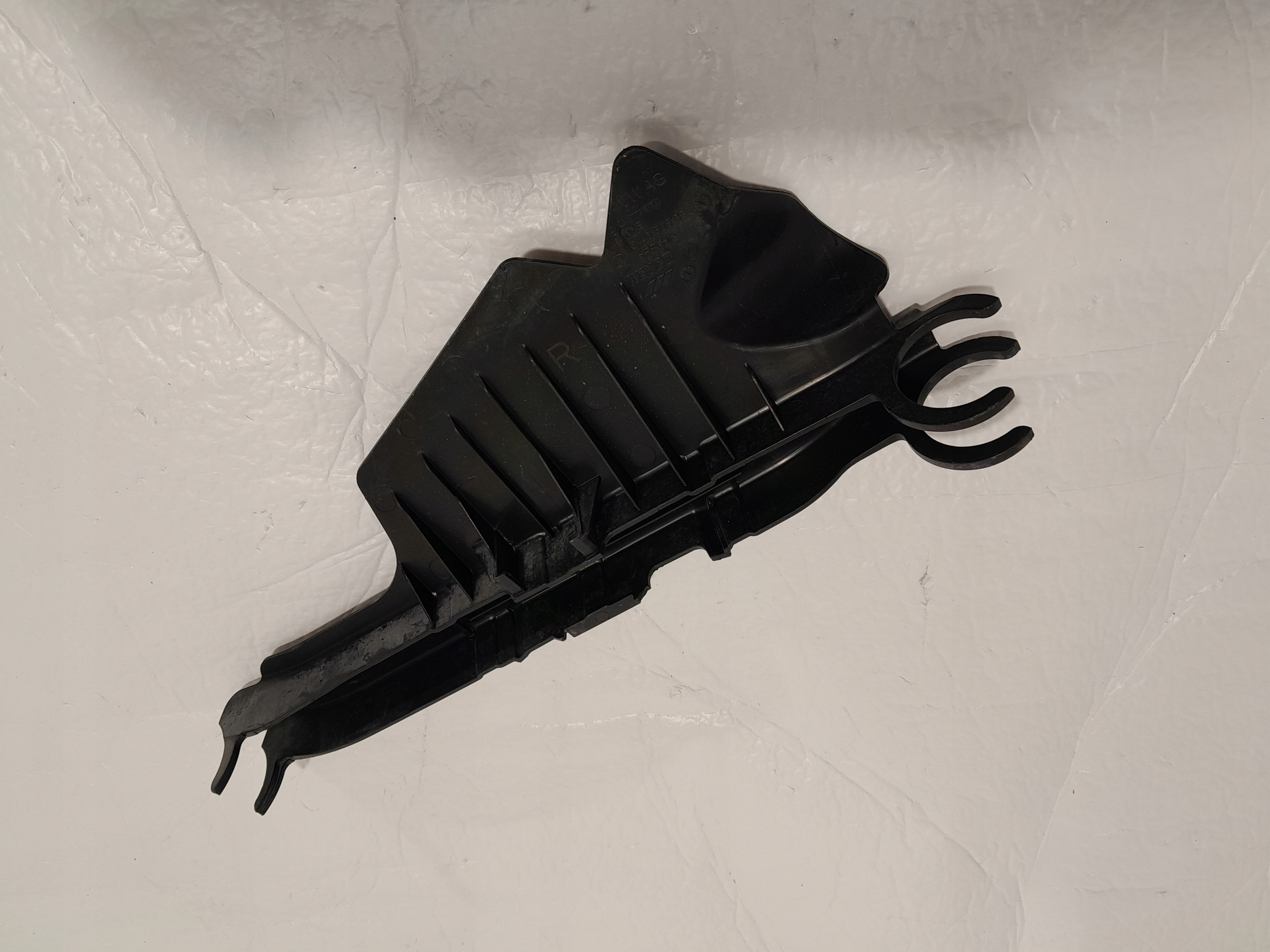 AUDI A4 A5 F5 8W Blende Abdeckung des Querlenkers rechts heck 8W0505562B