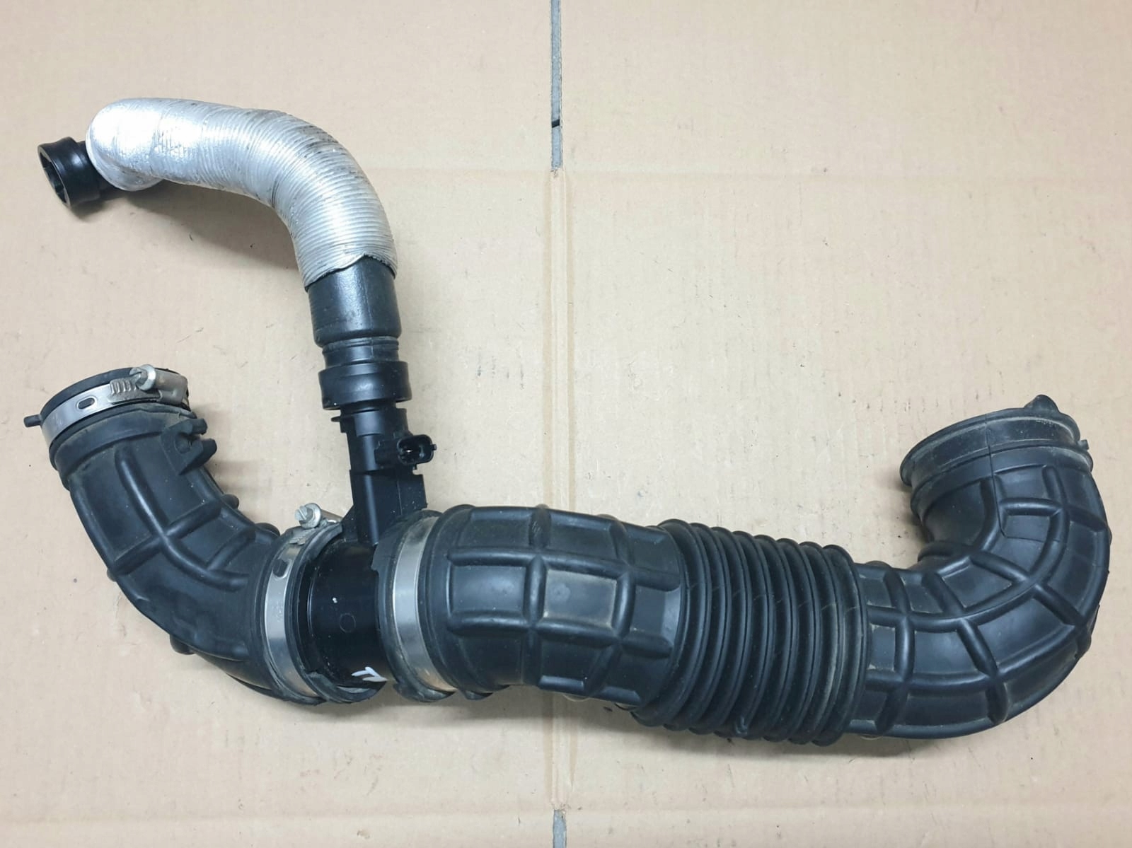 GK21-9R504-AF - ВПУСКНИЙ ШЛАНГ ІНТЕРКУЛЕРА TRANSIT MK8 GK219R504AF