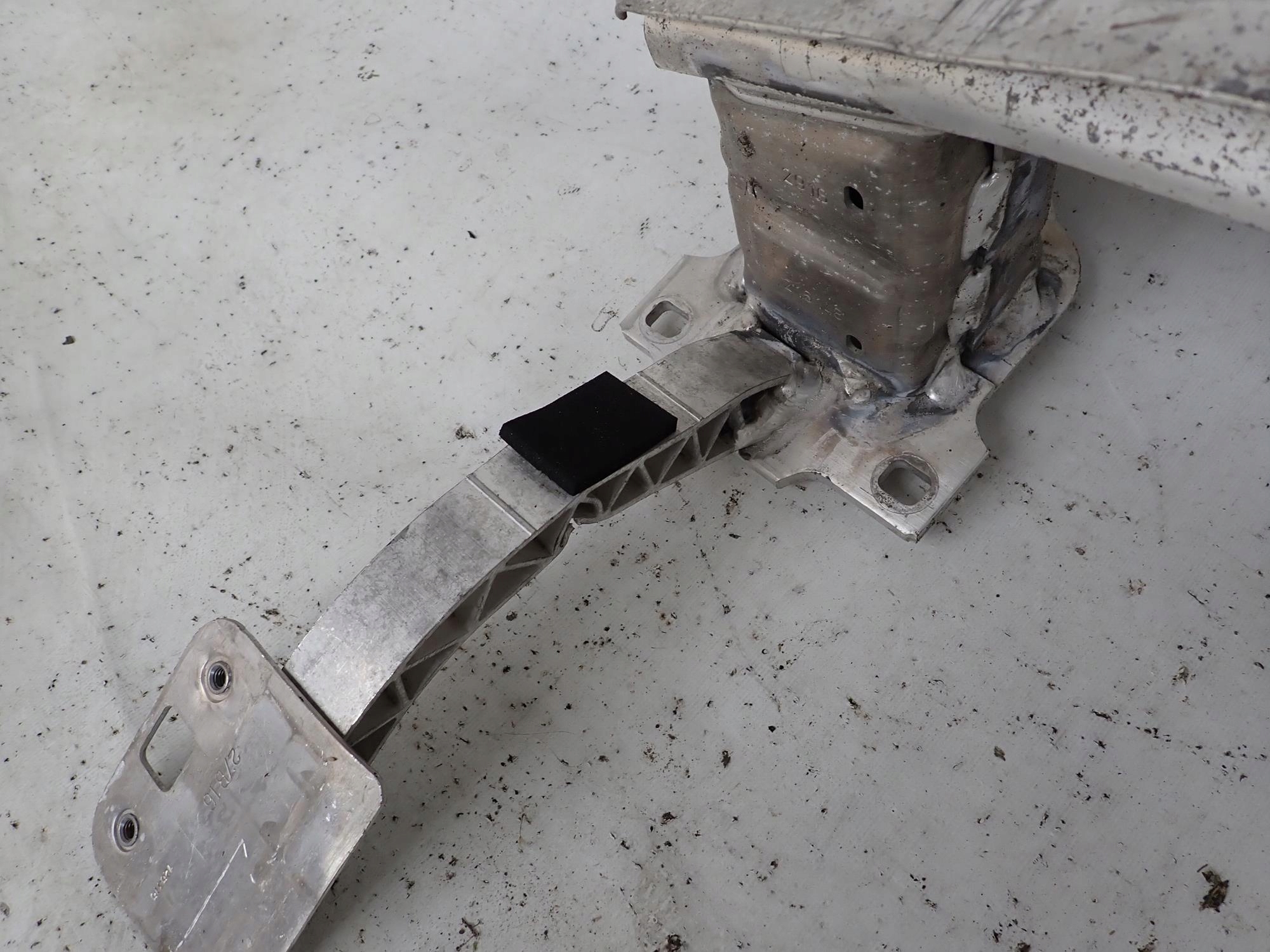 PEUGEOT 2008 and 1 13-19 bumper support front front