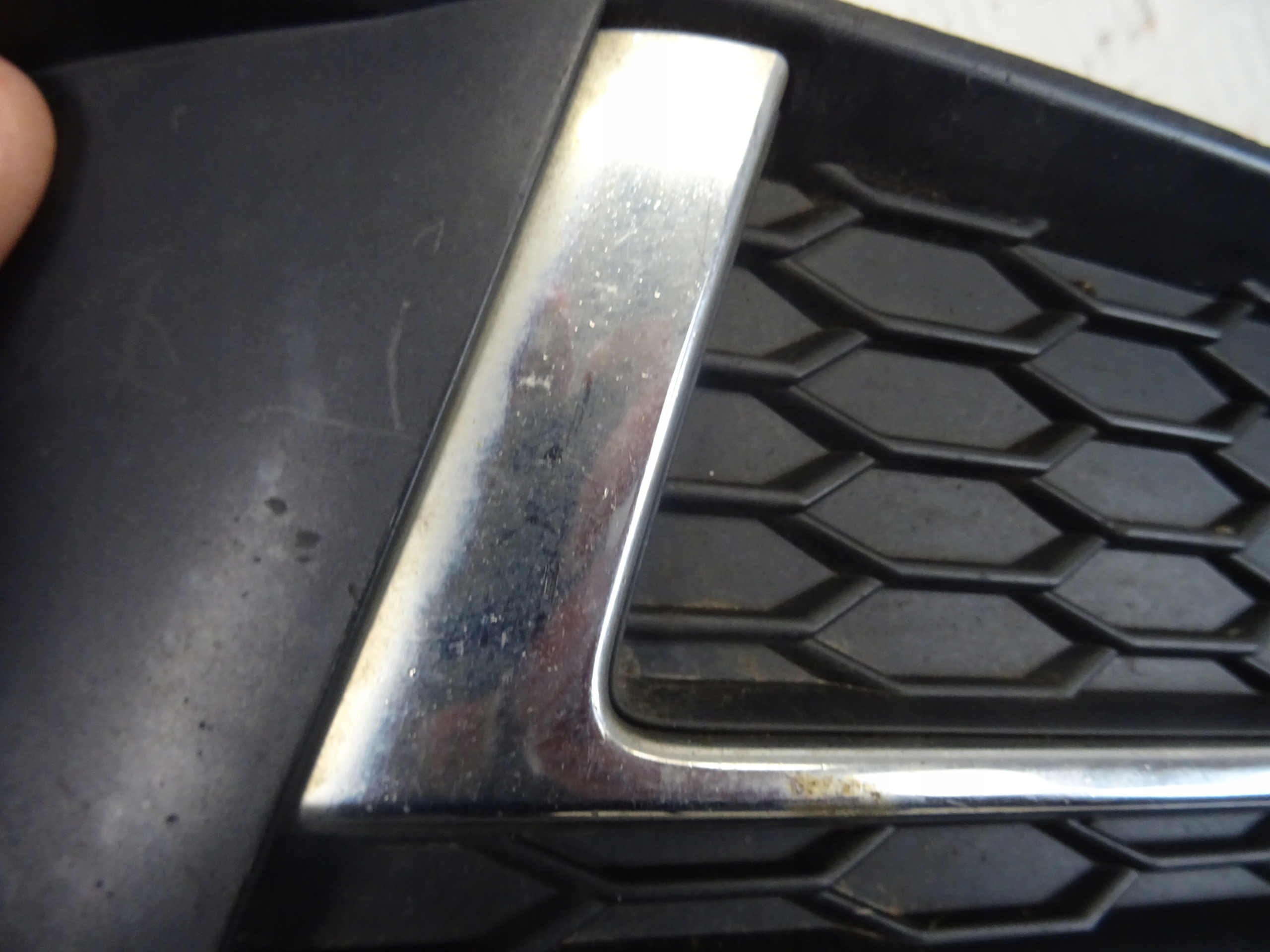 grid of a bumper right front AUDI A4 B9 S-LINE 8W0807682F