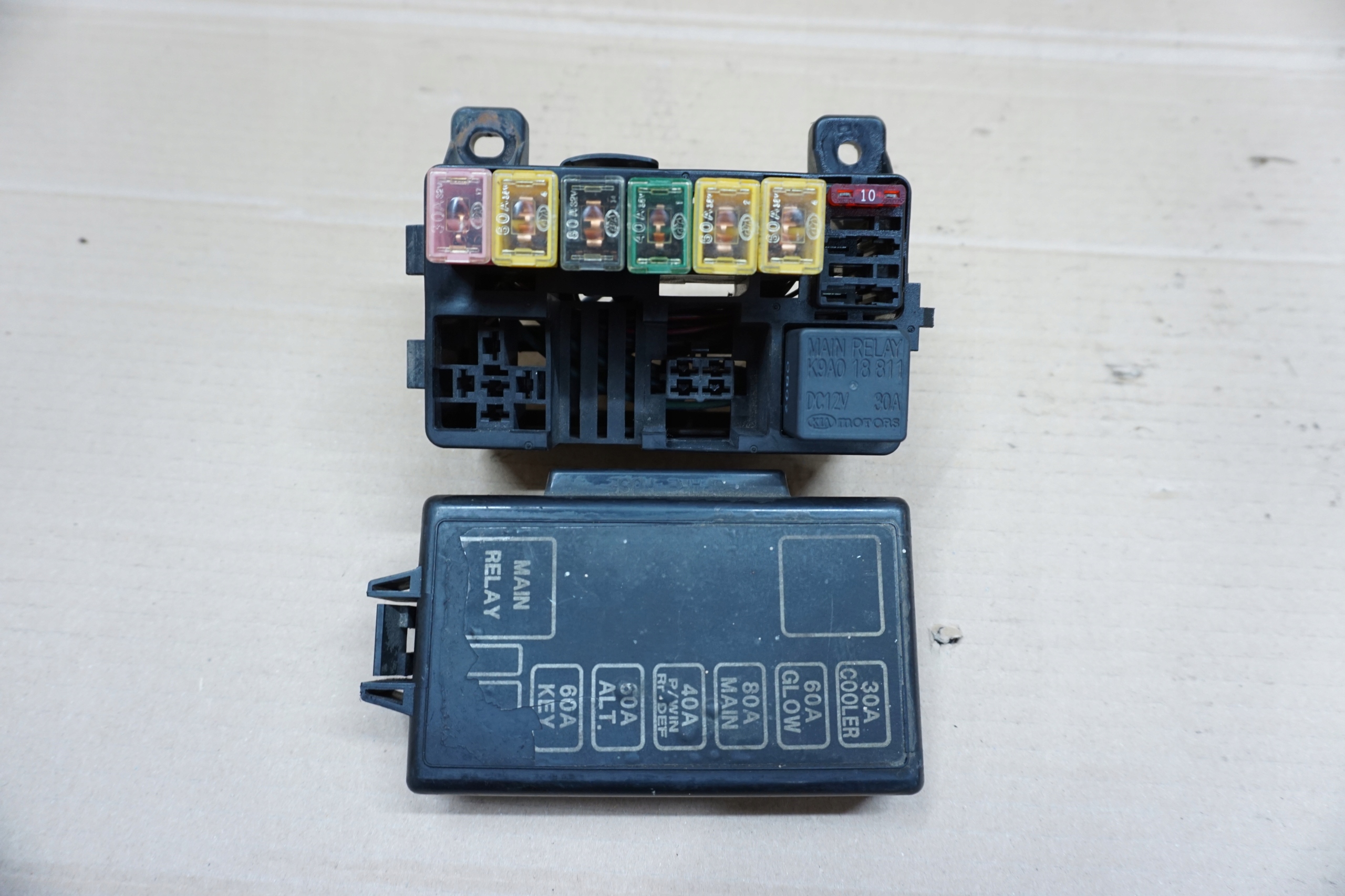 KIA RETONA SKRZYNKA BEZPIECZNIKÓW 2,0 TDi