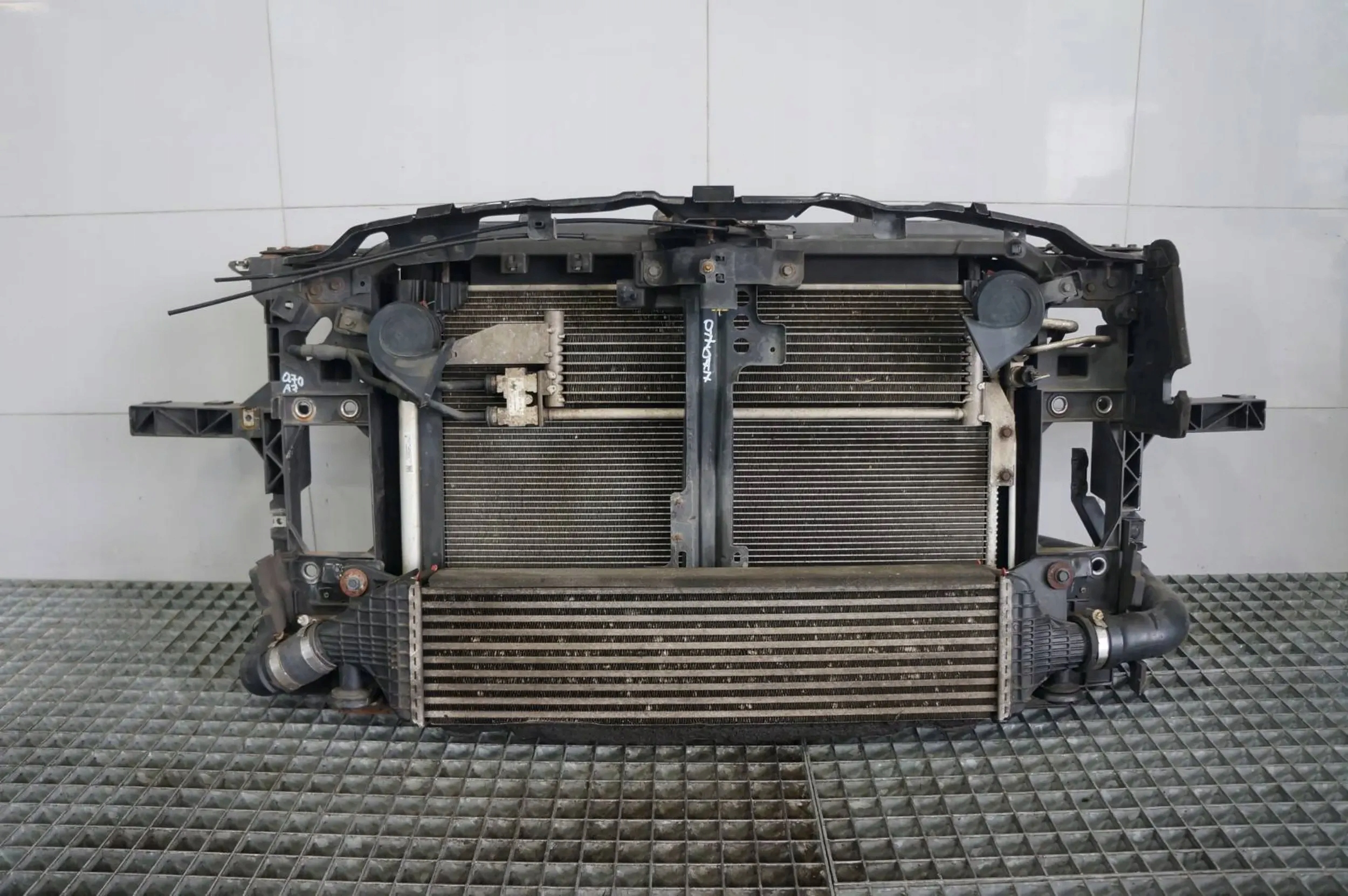 PAS PRZEDNI KOMPLETNY CHŁODNICE INTERCOOLER INFINITI Q70 2.2D