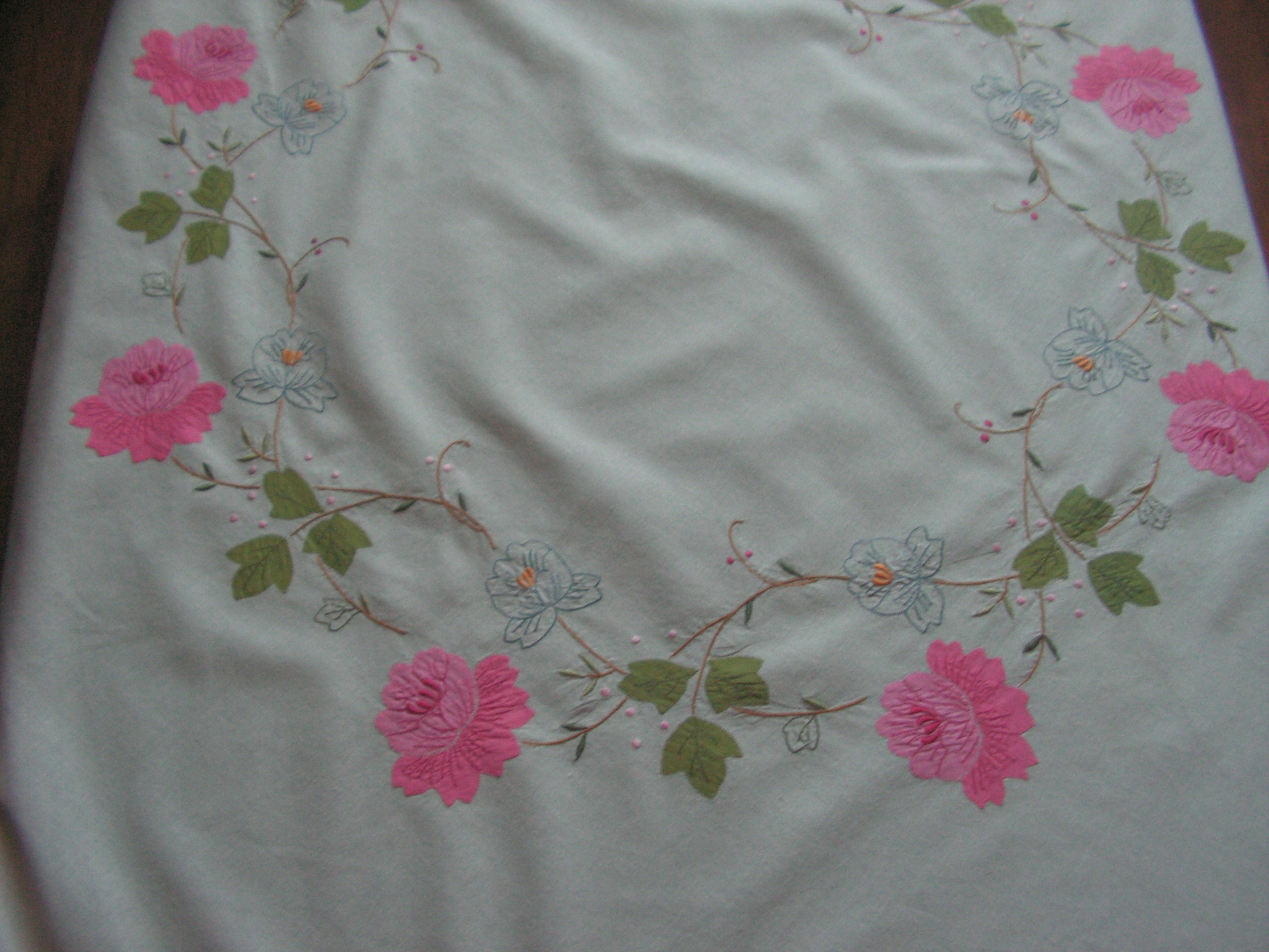 Милая Вышитая Скатерть