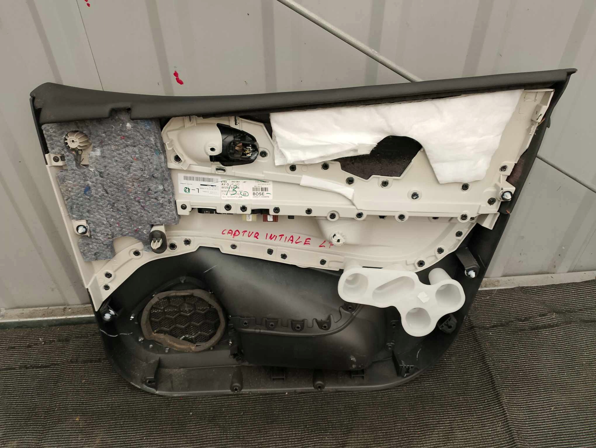 renault CAPTUR дверные карты передний левый 809013169R