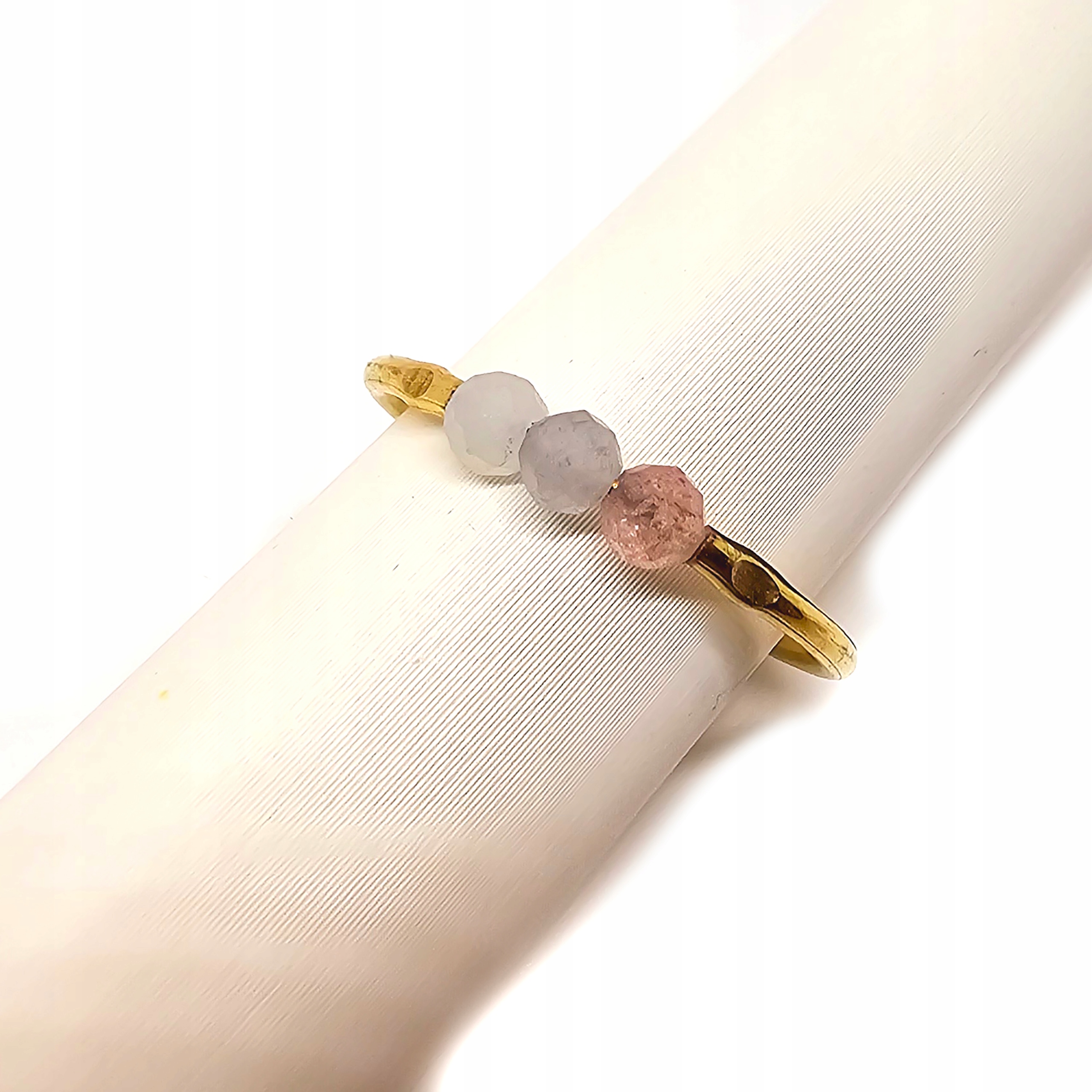 Zlatý prstýnek s turmalínem, slunečním kamenem a měsíčním kamenem