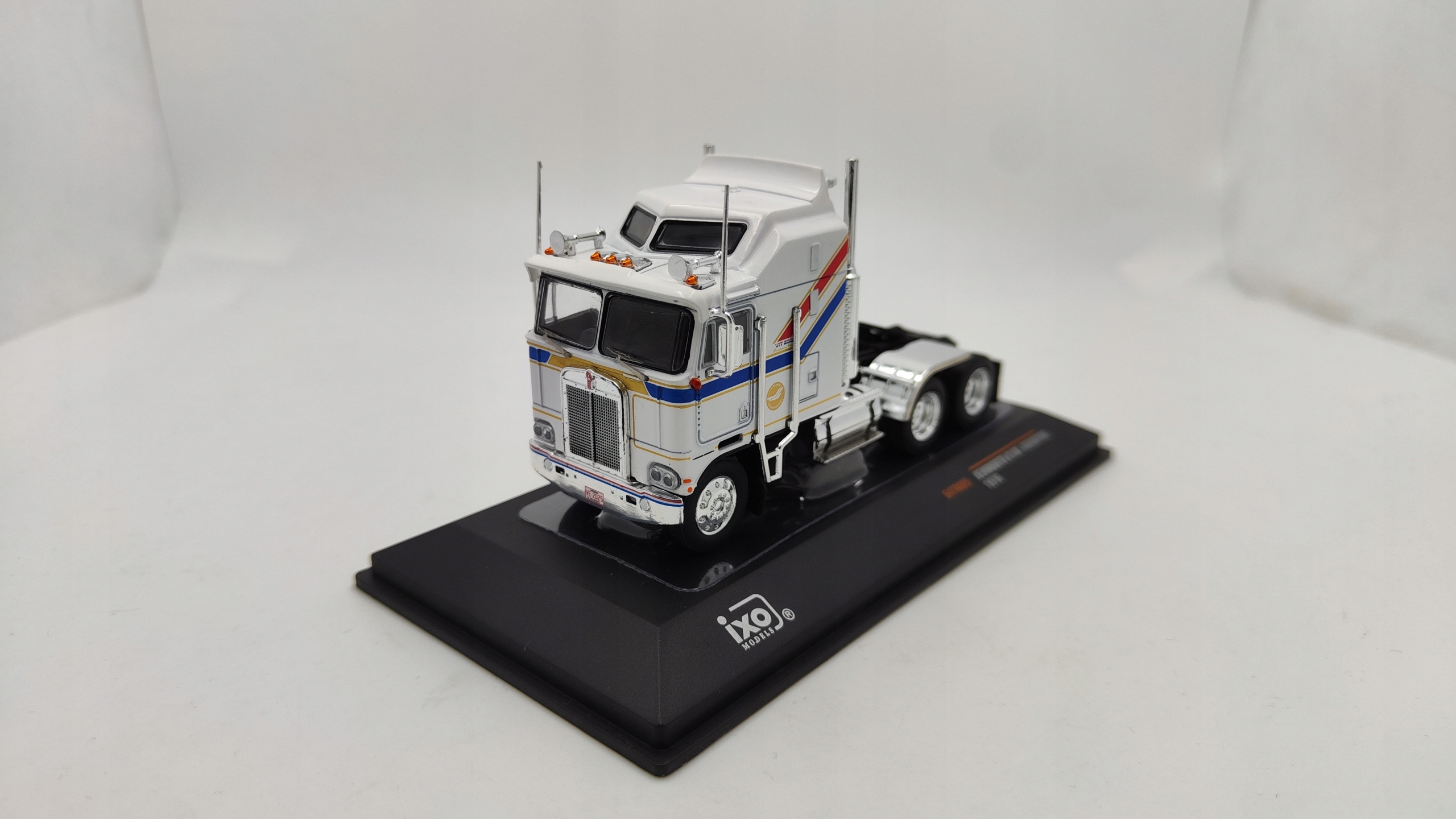 Kenworth K100 Aerodyne bílá 1976 1:64 Ixo
