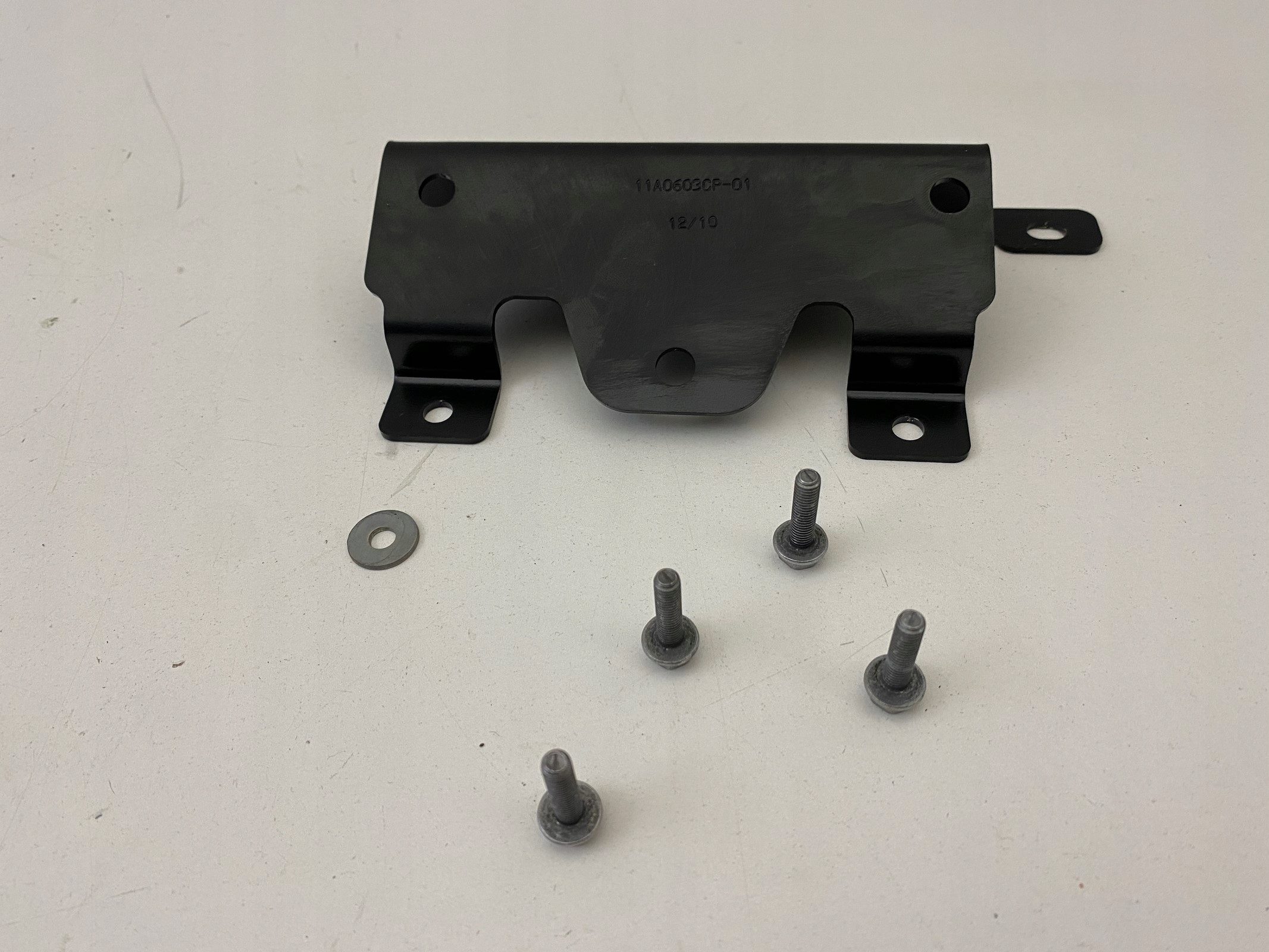 11A0603CP - McLaren MP4-12C 650S крепление капота