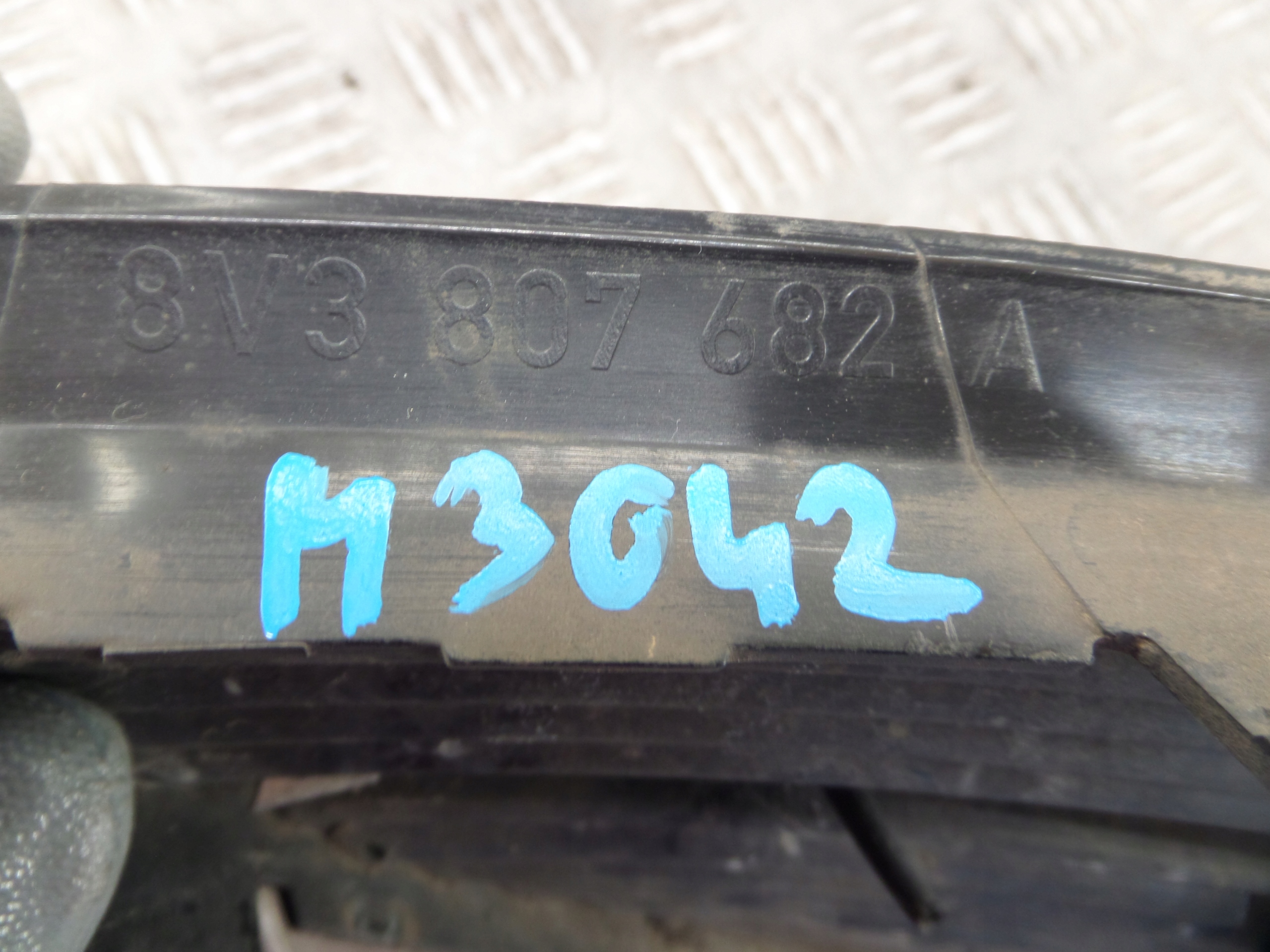 grid of a bumper front right 8V3807682A AUDI A3 8V