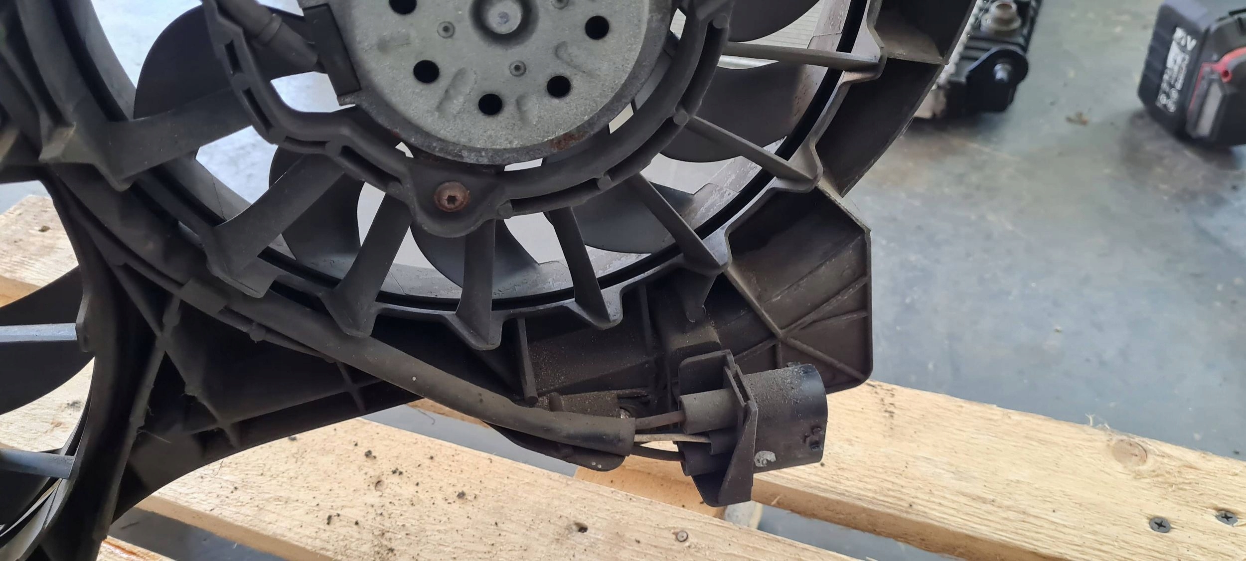 A6 C6 LIFT ventilátor ventylátory chladiče 2.0 TDI 4F0121003Q