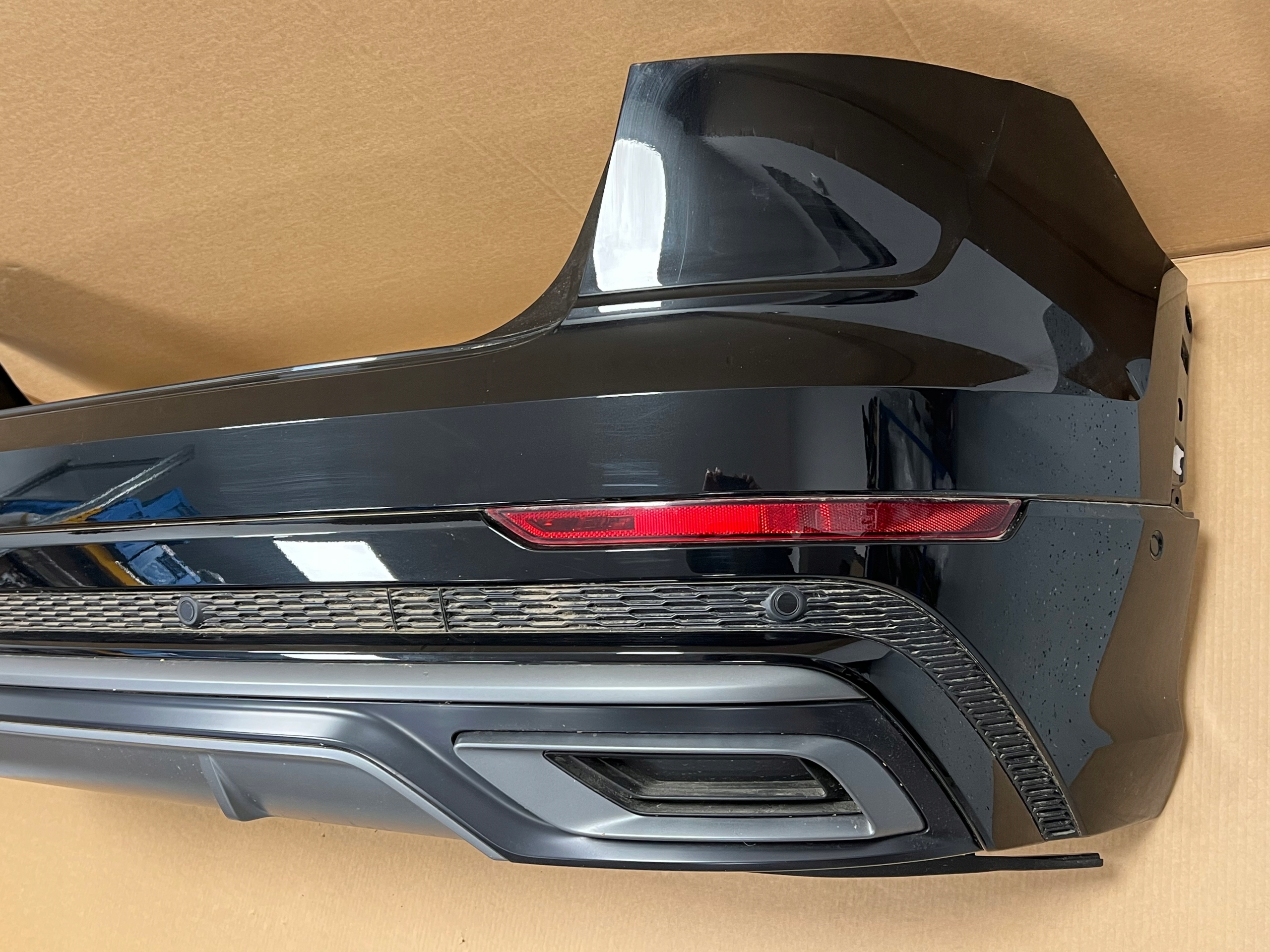 AUDI Q8 4M ZDERZAK TYŁ 6xPDC LY9T S-LINE Strona zabudowy tył