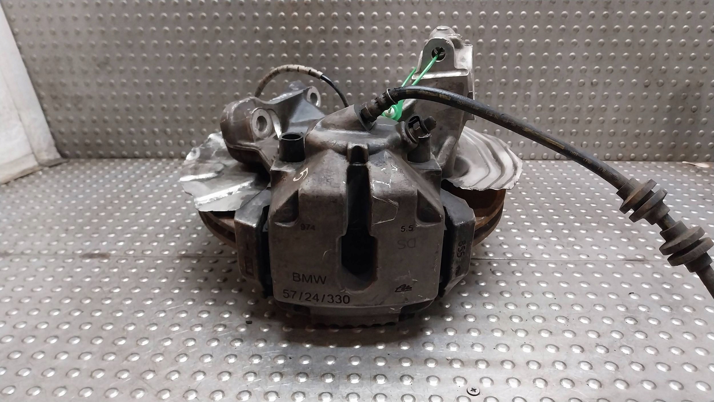 swing of the pivot caliper right front 6773210 BMW E90 E91 E92 E93 E81 E82 E87