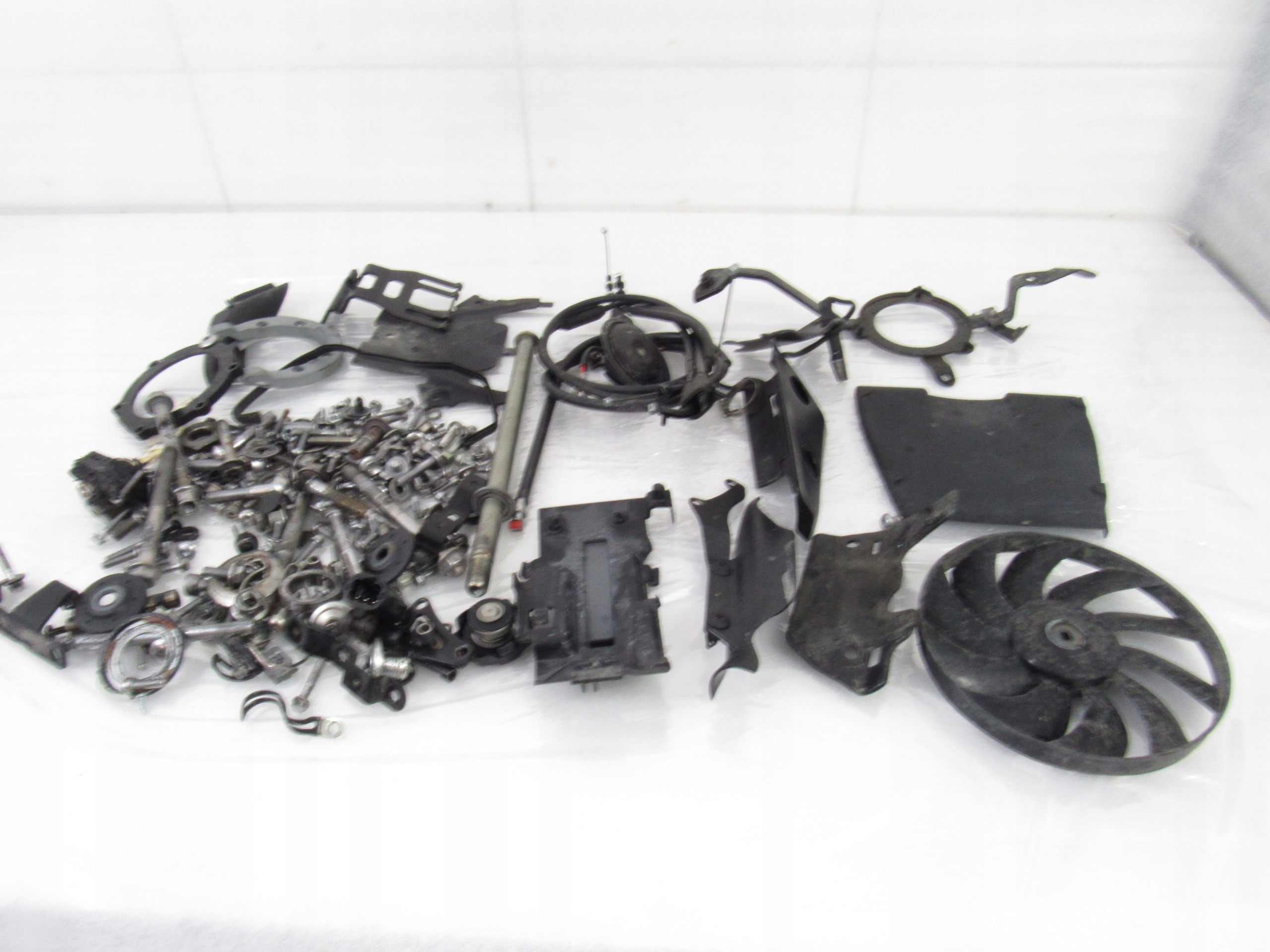 Śrubki + podkładki itd. Triumph Speed Triple 1050, 12r ABS