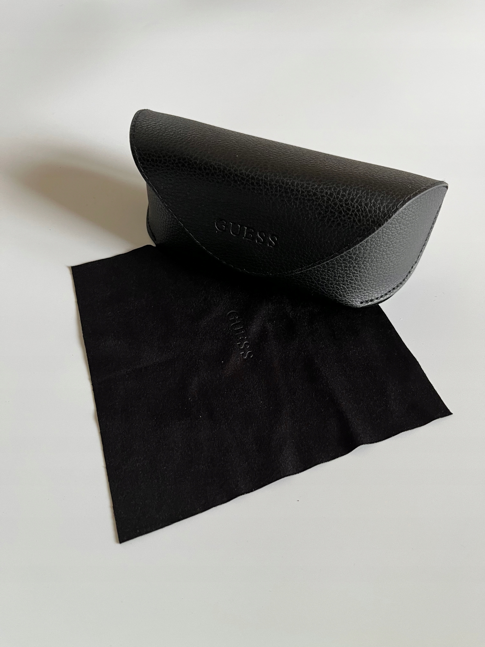

Guess Etui pokrowiec Na Okulary szmatka
