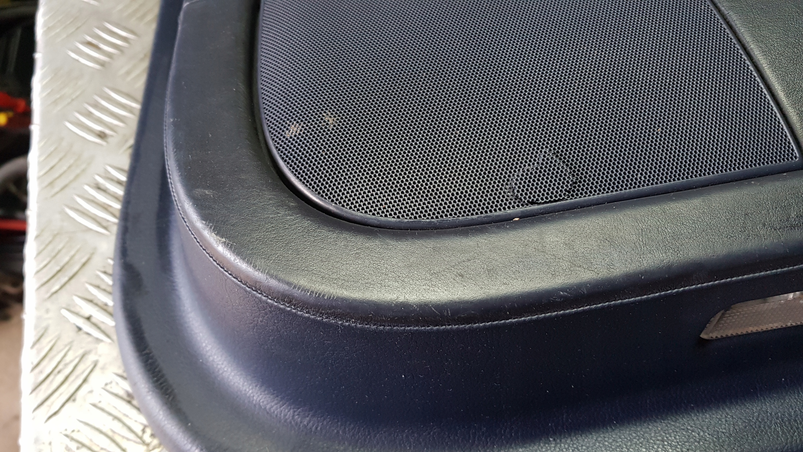 AUDI A8 D3 side upholstery door right rear part - handle OBSZYWANA leather BOSE