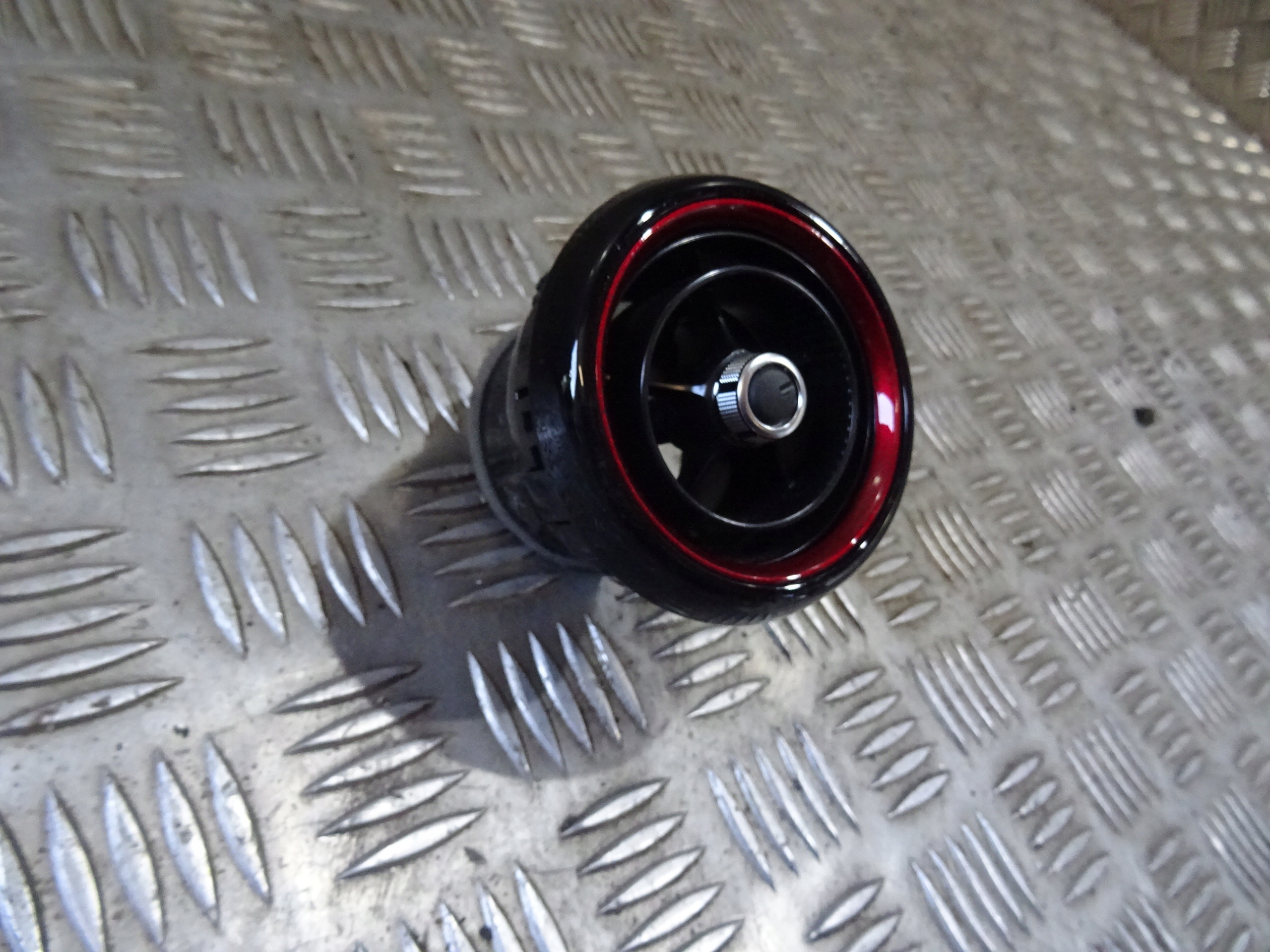 воздухозаборник жалюзи потока воздуха консоли правая левый D09W64730