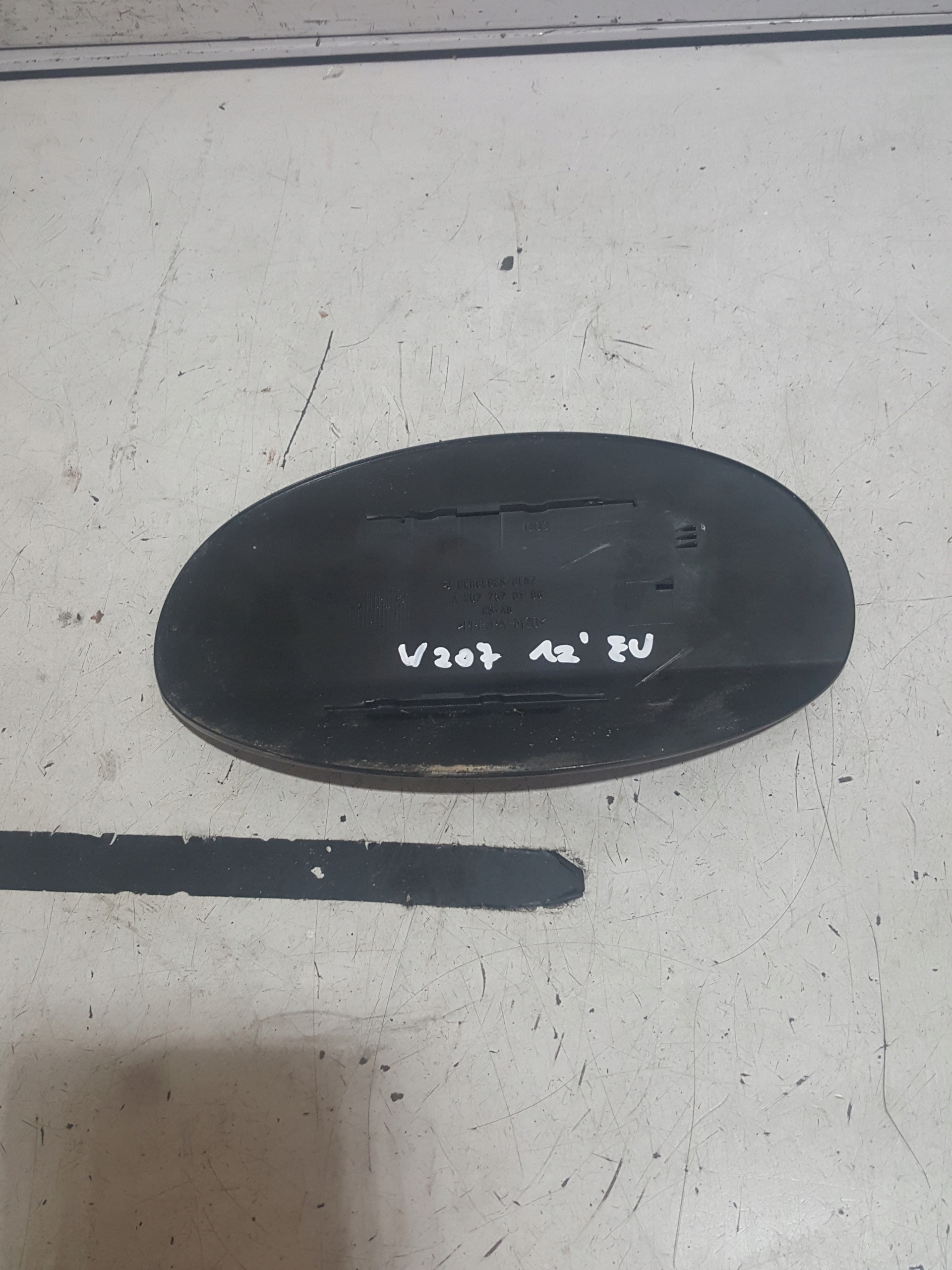 MERCEDES W207 KLAPKA WLEWU PALIWA Part number A2077570106