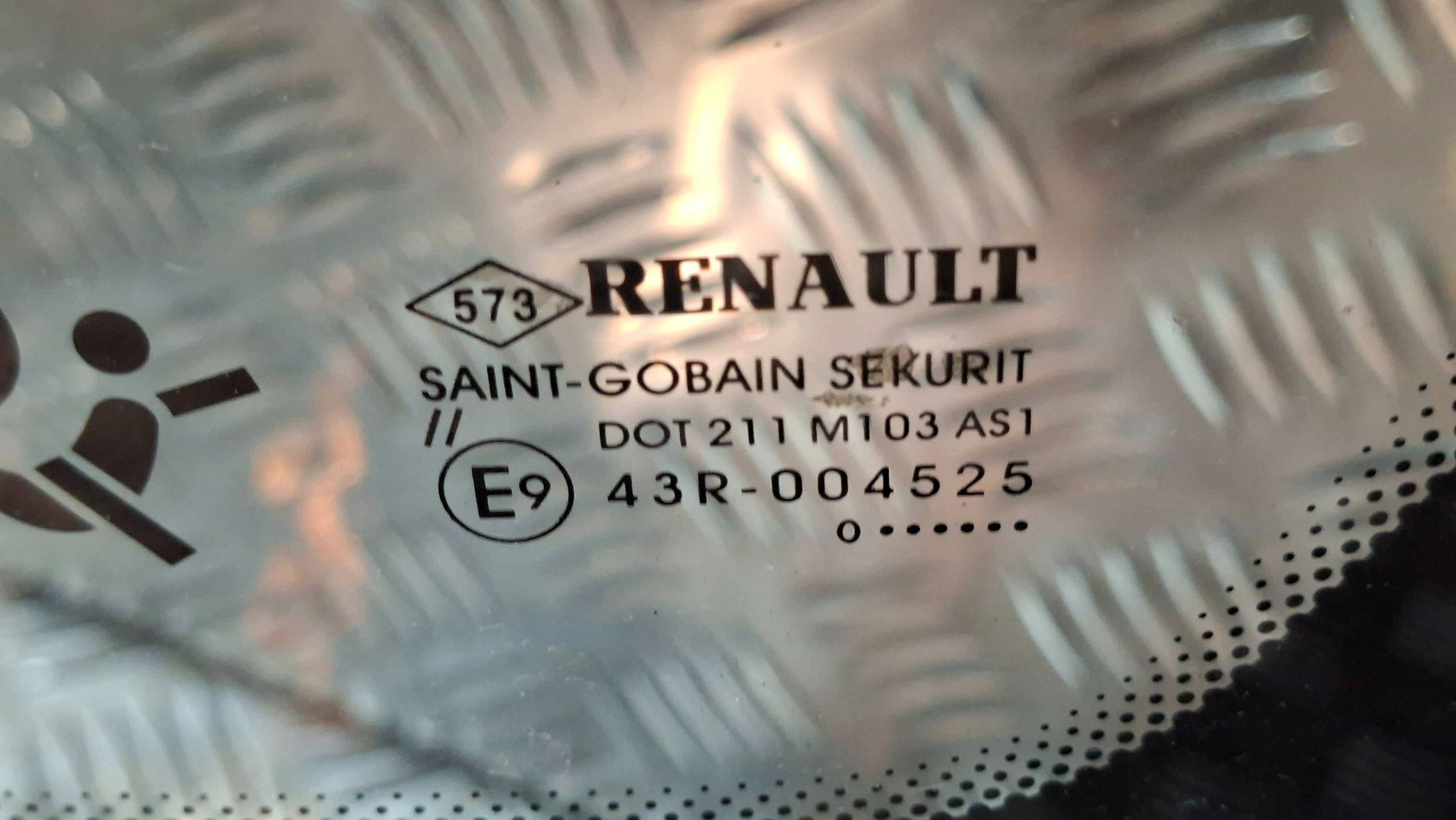 window front front Renault Megane III