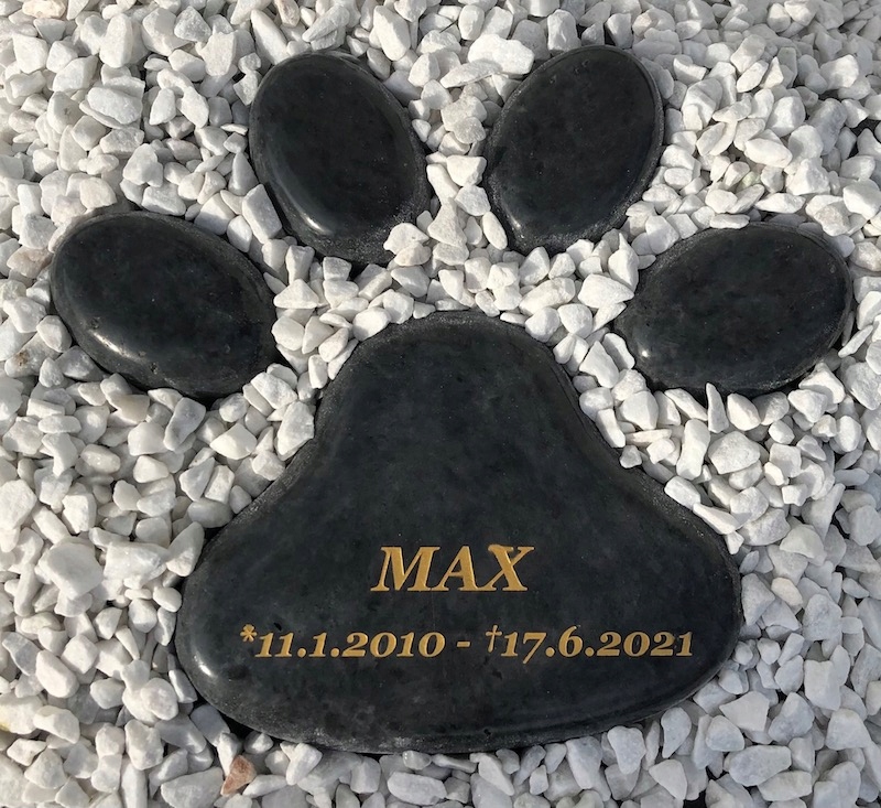 Levně Pomník Tlapka černá s gravírováním