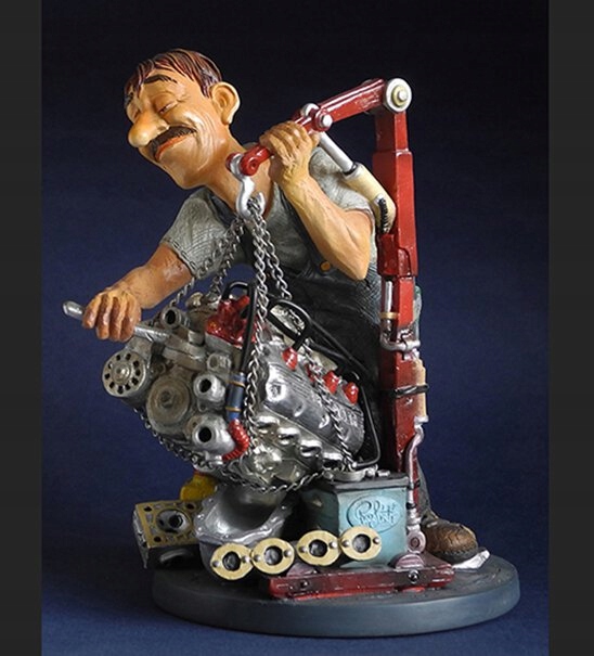 Figurka Parastone Profisti Automobilový Mechanik s motorom