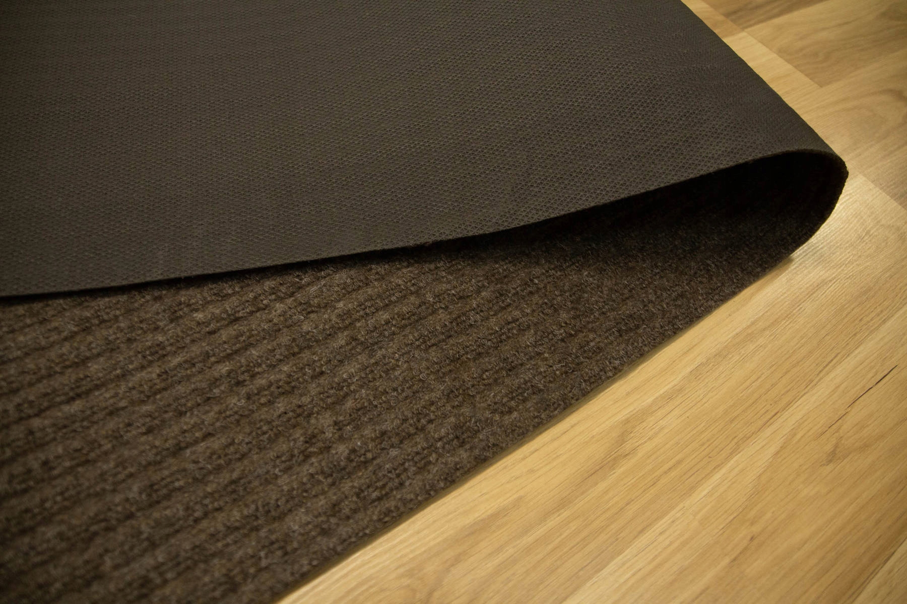 szer. 2 m BRĄZOWA WYKŁADZINA IGŁOWANA W PRĄŻKI NA KORYTARZA WIATROŁAP Rodzaj igłowana