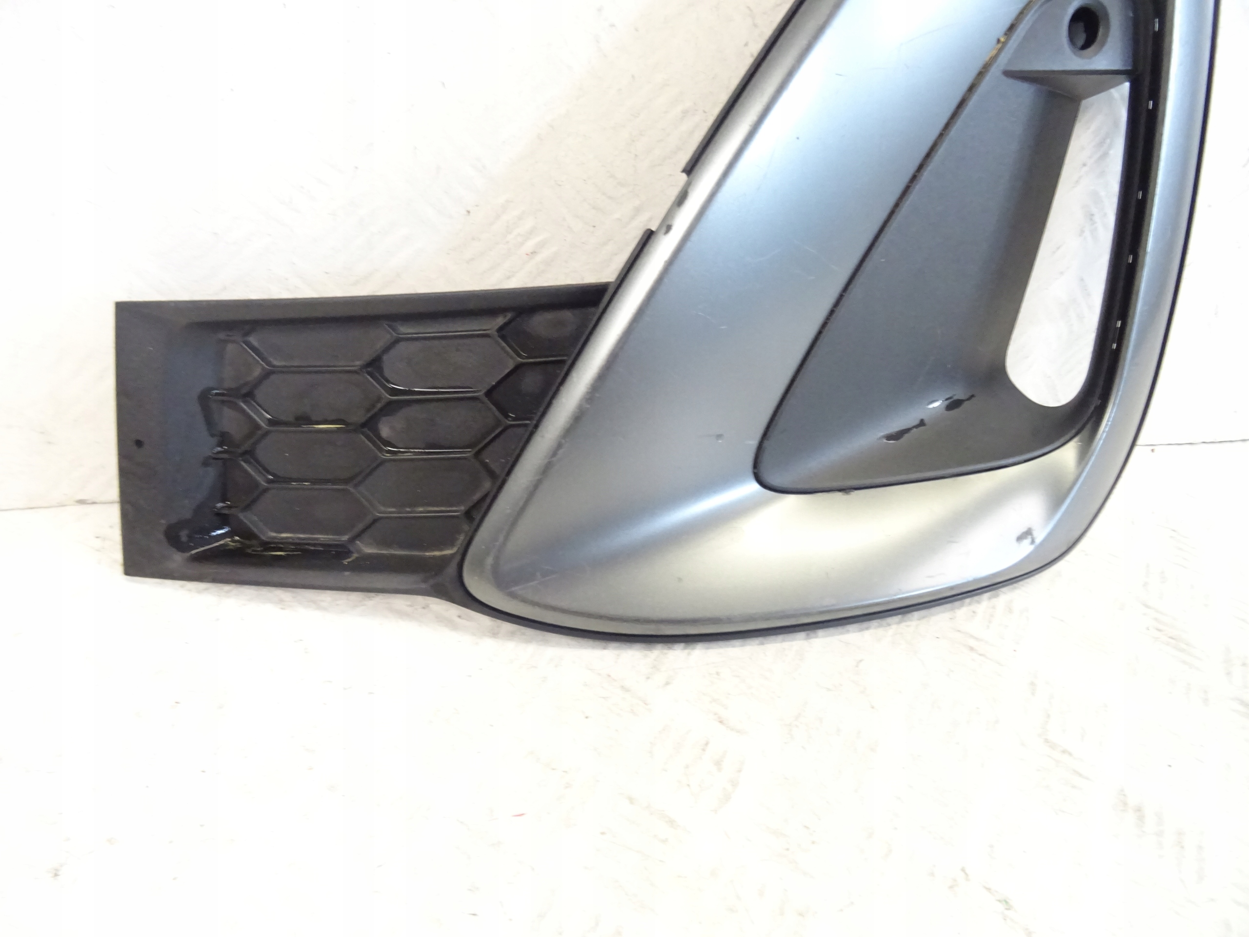 grid of a bumper front front left AUDI A5 B10 8B3807681B