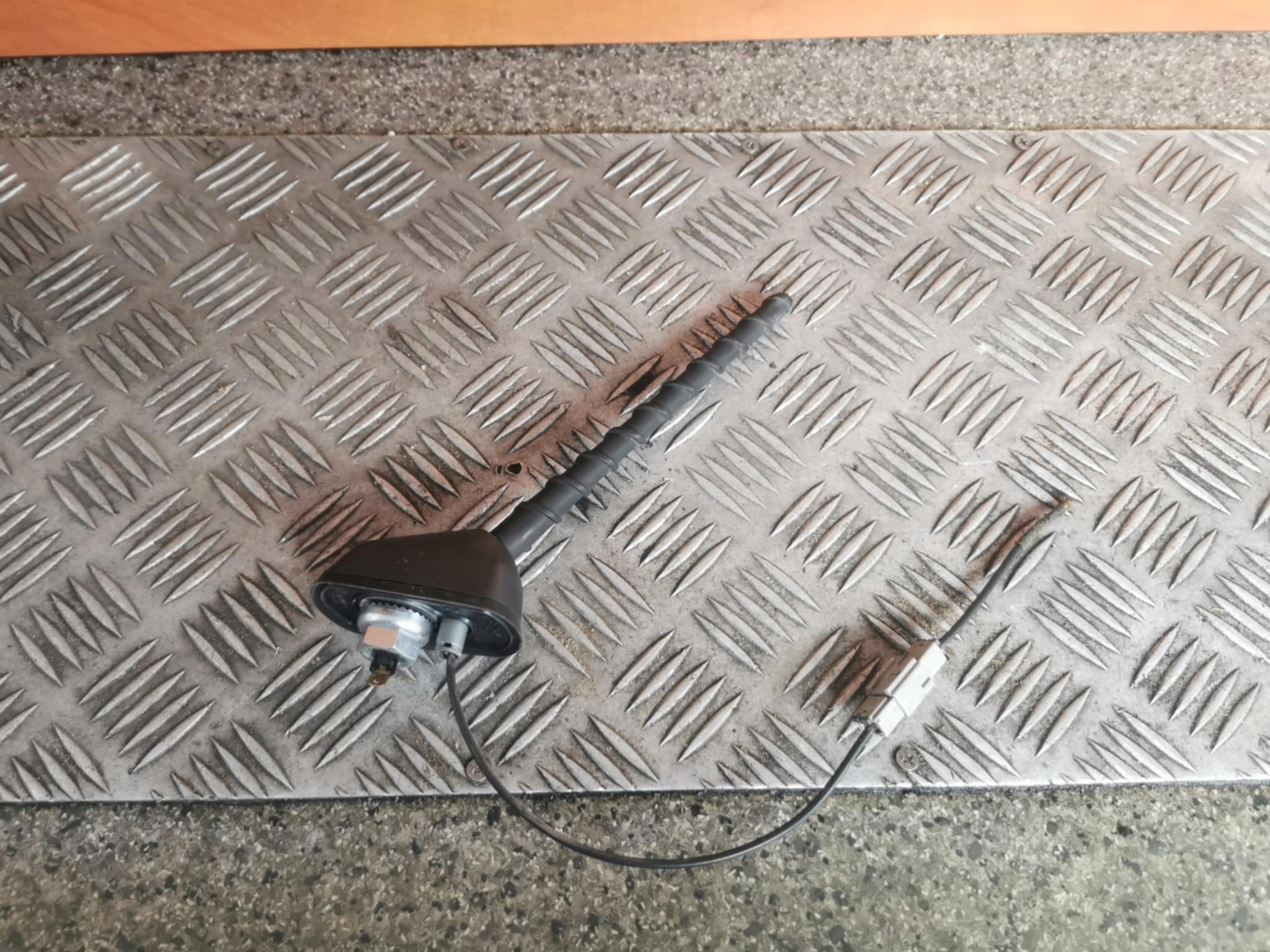 ANTENA DACHOWA NAVI GPS KIA CEED II HB 12-18