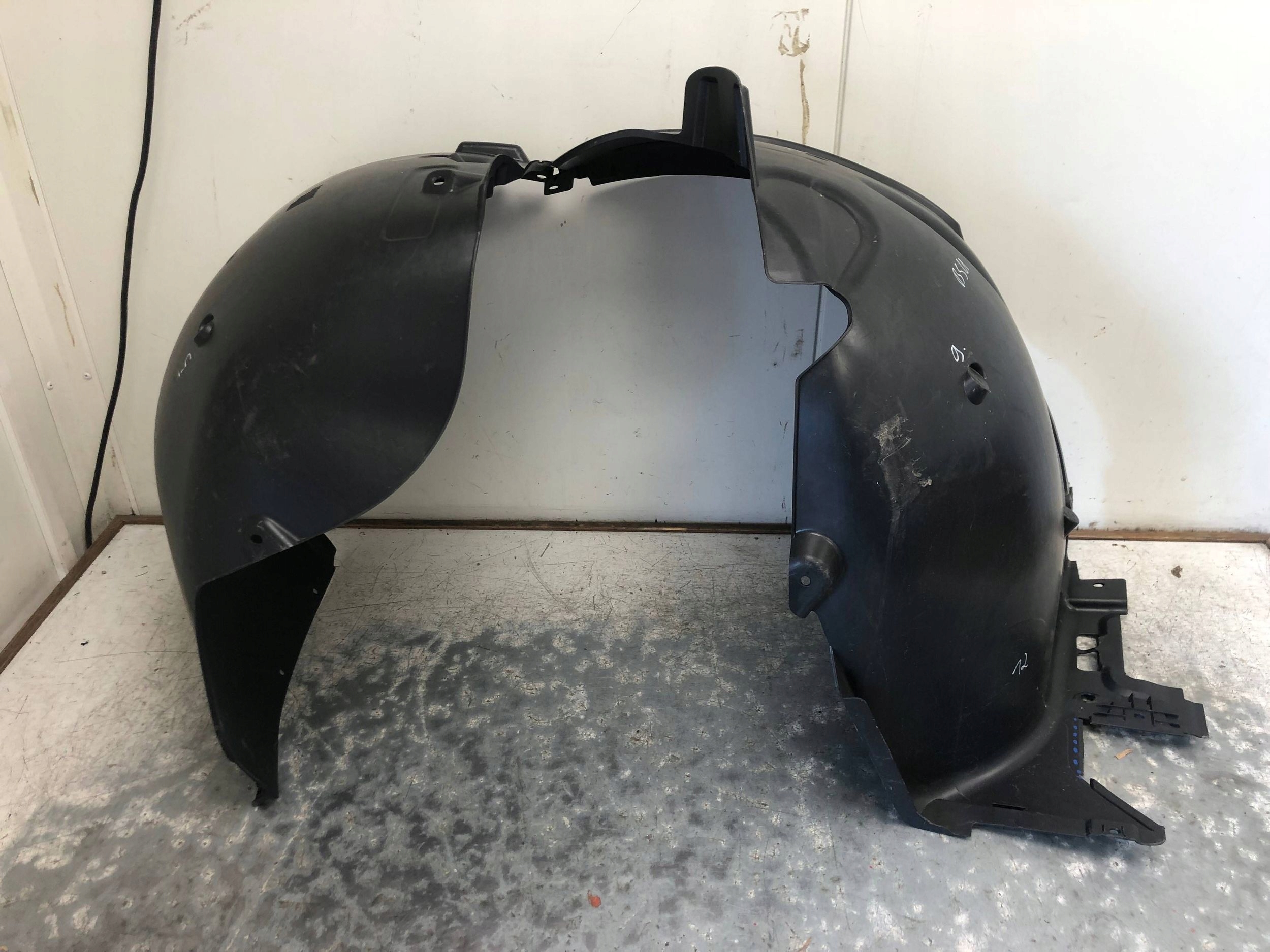 mudguard right front AUDI Q2 81M 81M821172