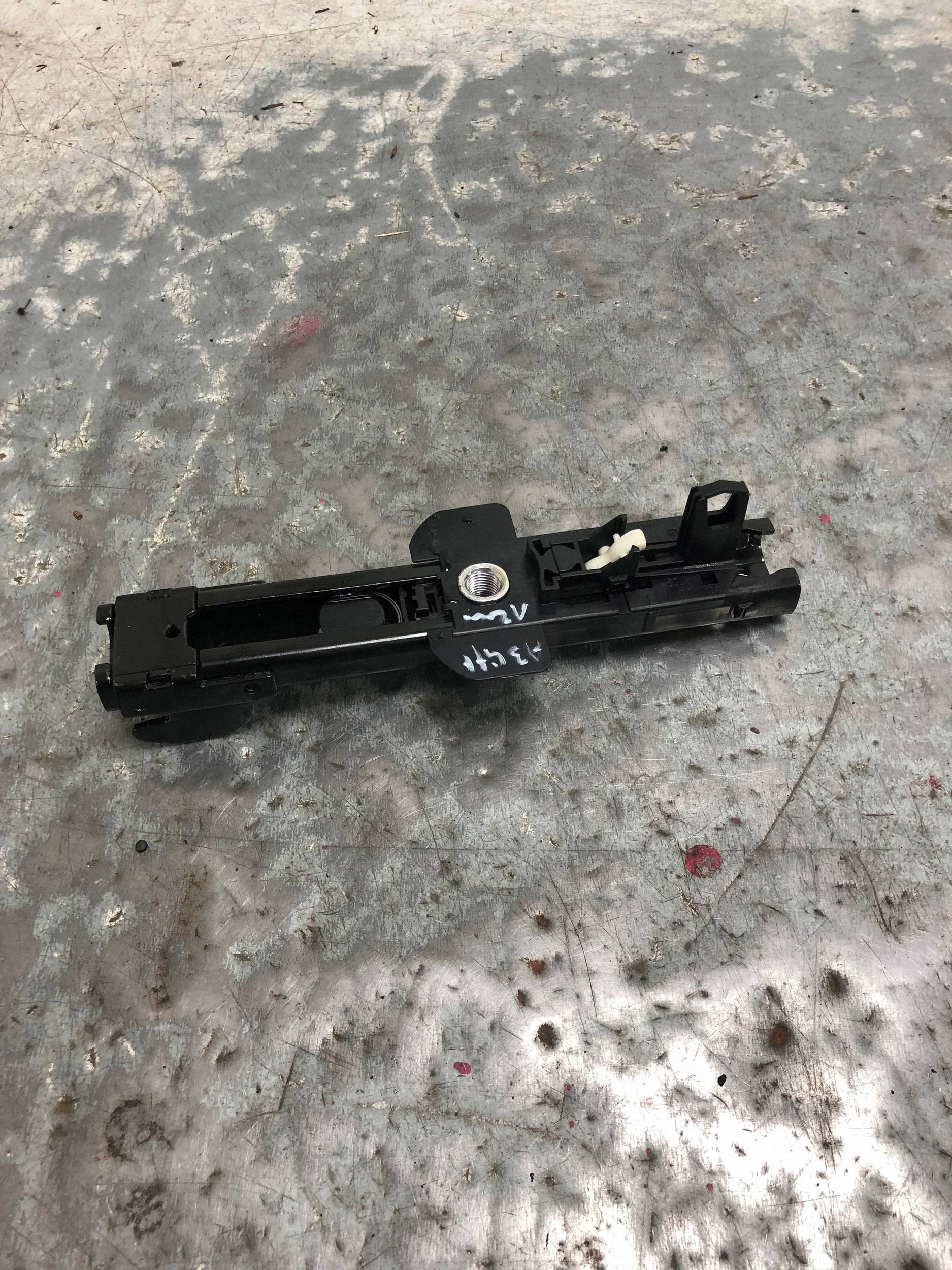 REGULACJA stěny AUDI A3 8P LIFT 8E0857833G
