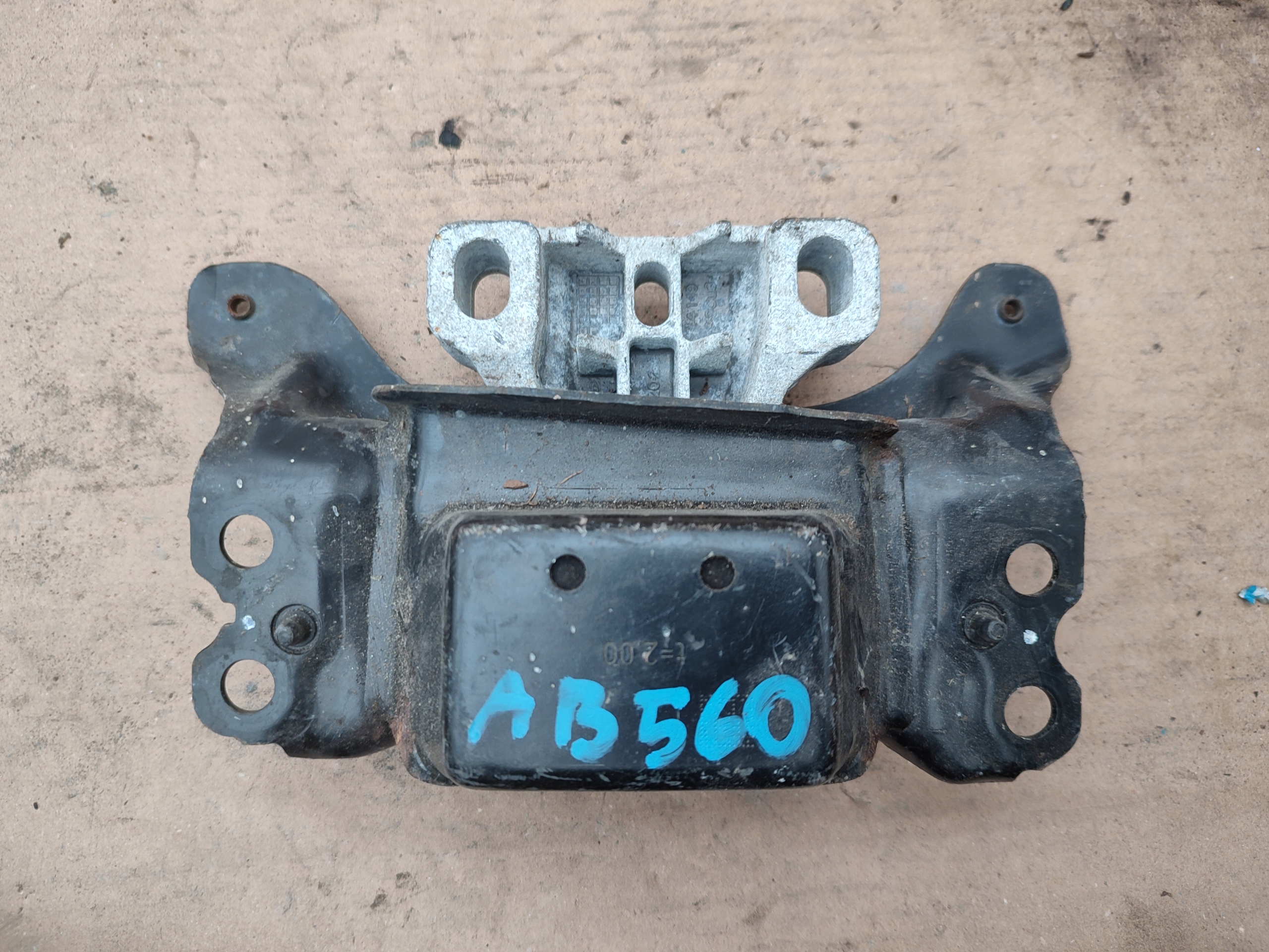 holder engine mount VOLKSWAGEN VW AUDI 5Q0199555AA
