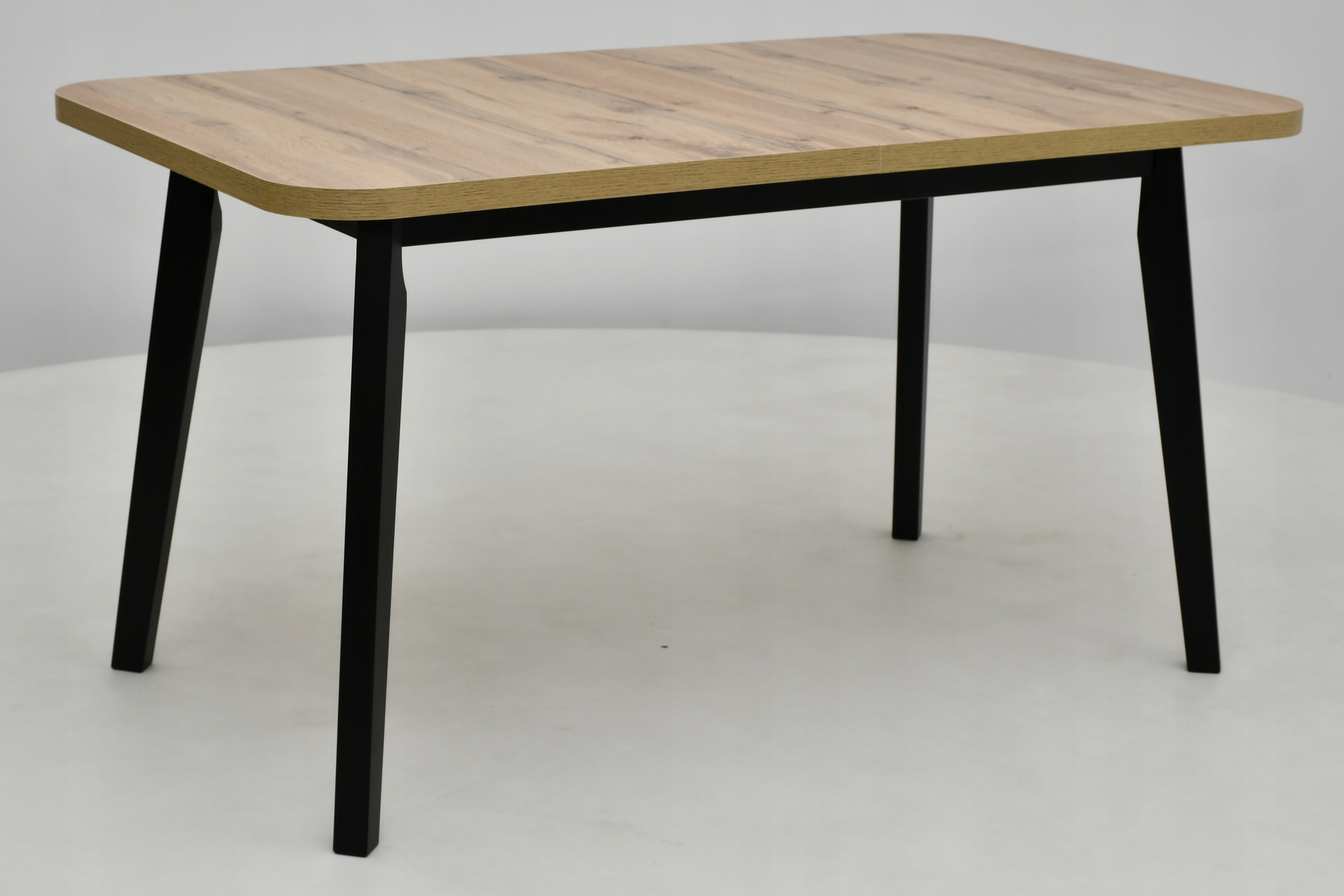 stół z zaokrąglonymi rogami, 4 czarne krzesła Liczba krzeseł w zestawie 4