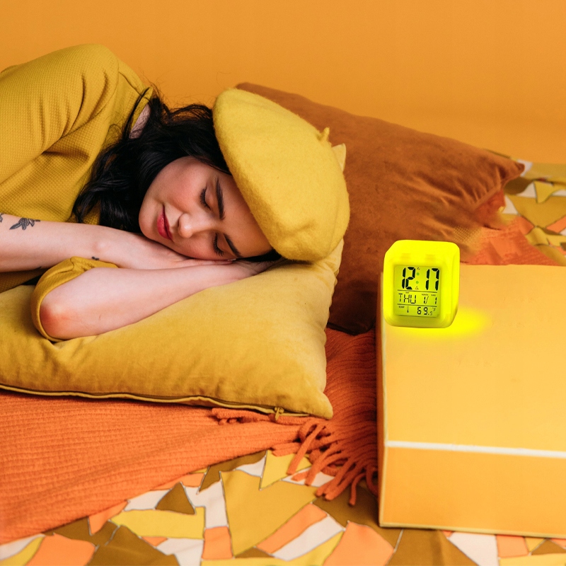 BUDZIK ZEGAREK TERMOMETR ŚWIECĄCY KAMELEON LED Zasilanie baterie