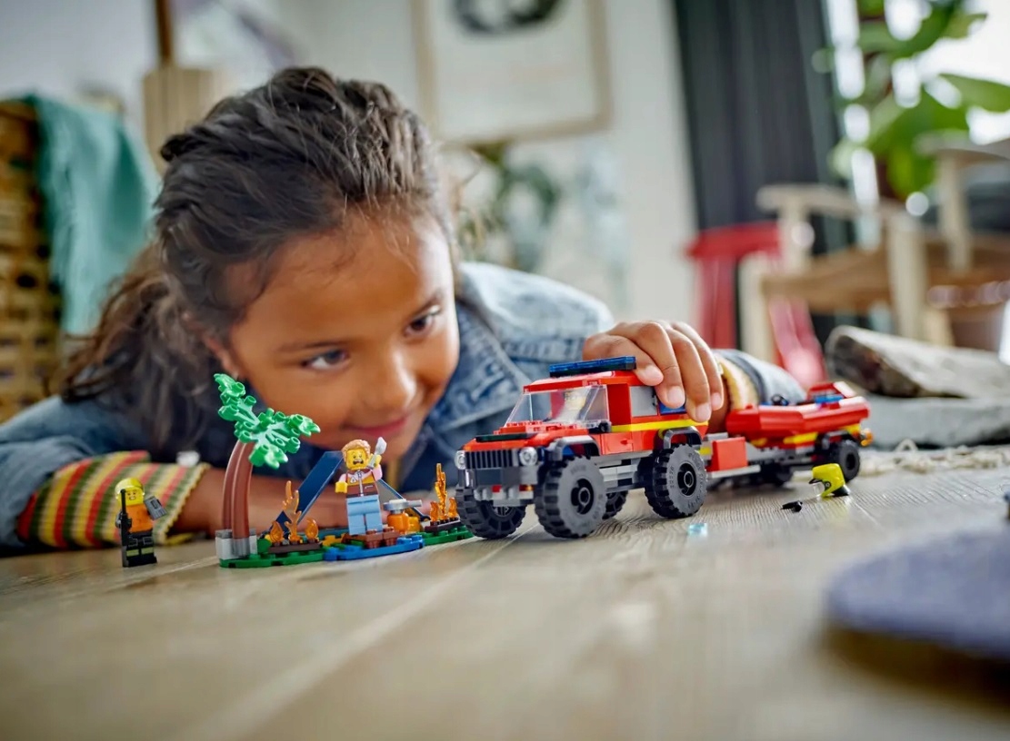 LEGO CITY Terenowy wóz strażacki z łodzią ratunkową 60412 klocki 301 el. Seria Ruch drogowy