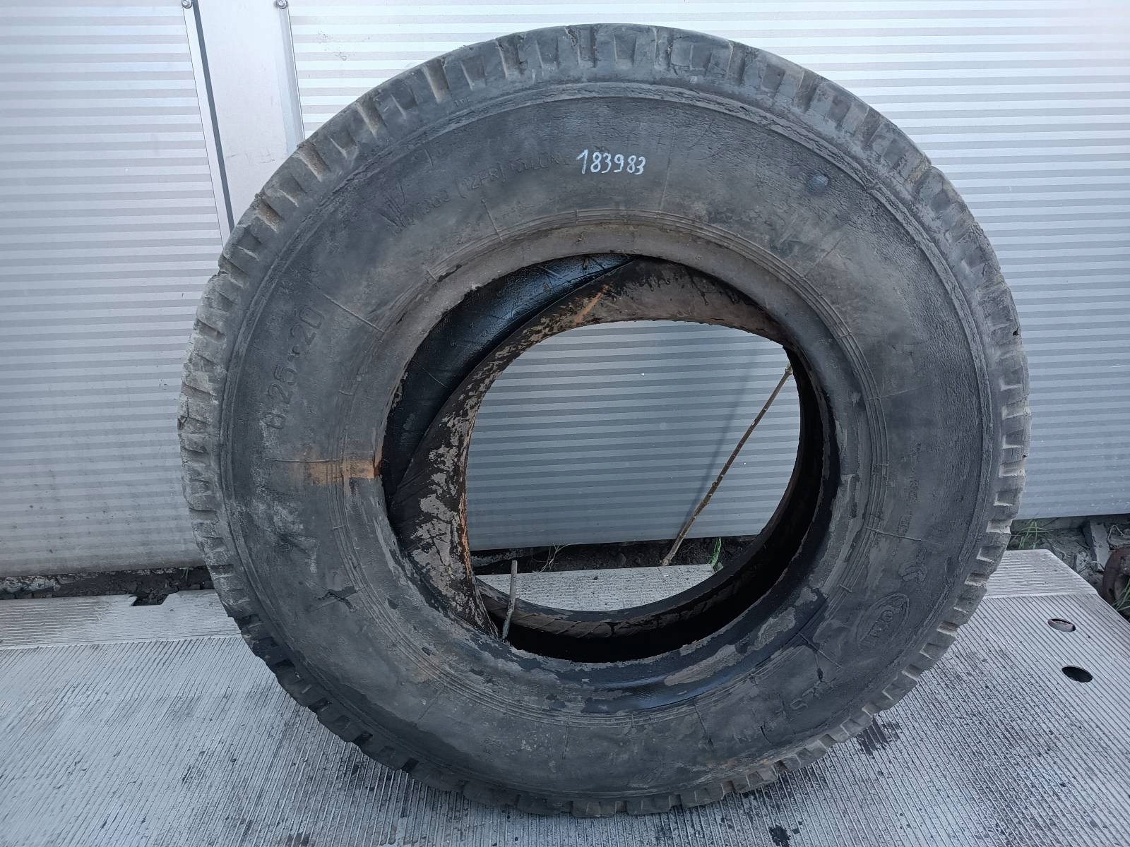 OPONA + DĘTKA + FARTUCH 8.25 R20 STOMIL