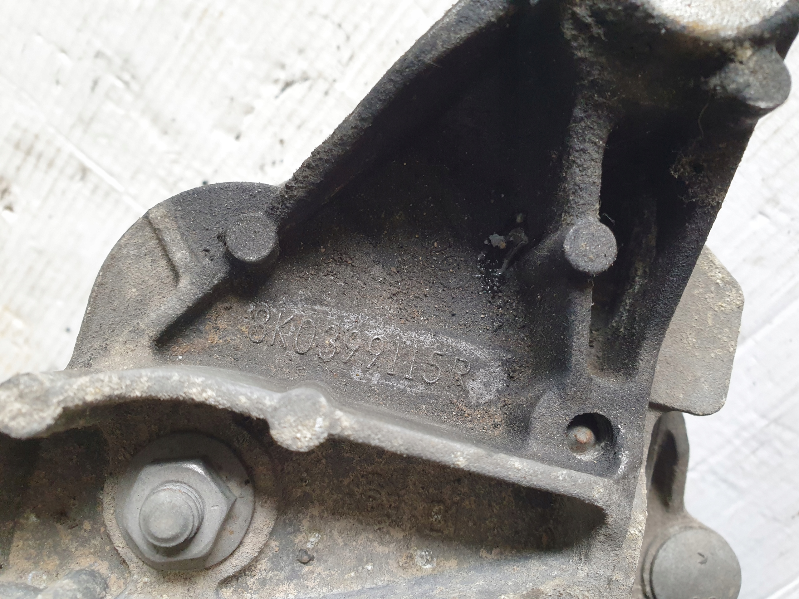 Getriebehalter AUDI A4 B8 A5 2008- 8K0399115R