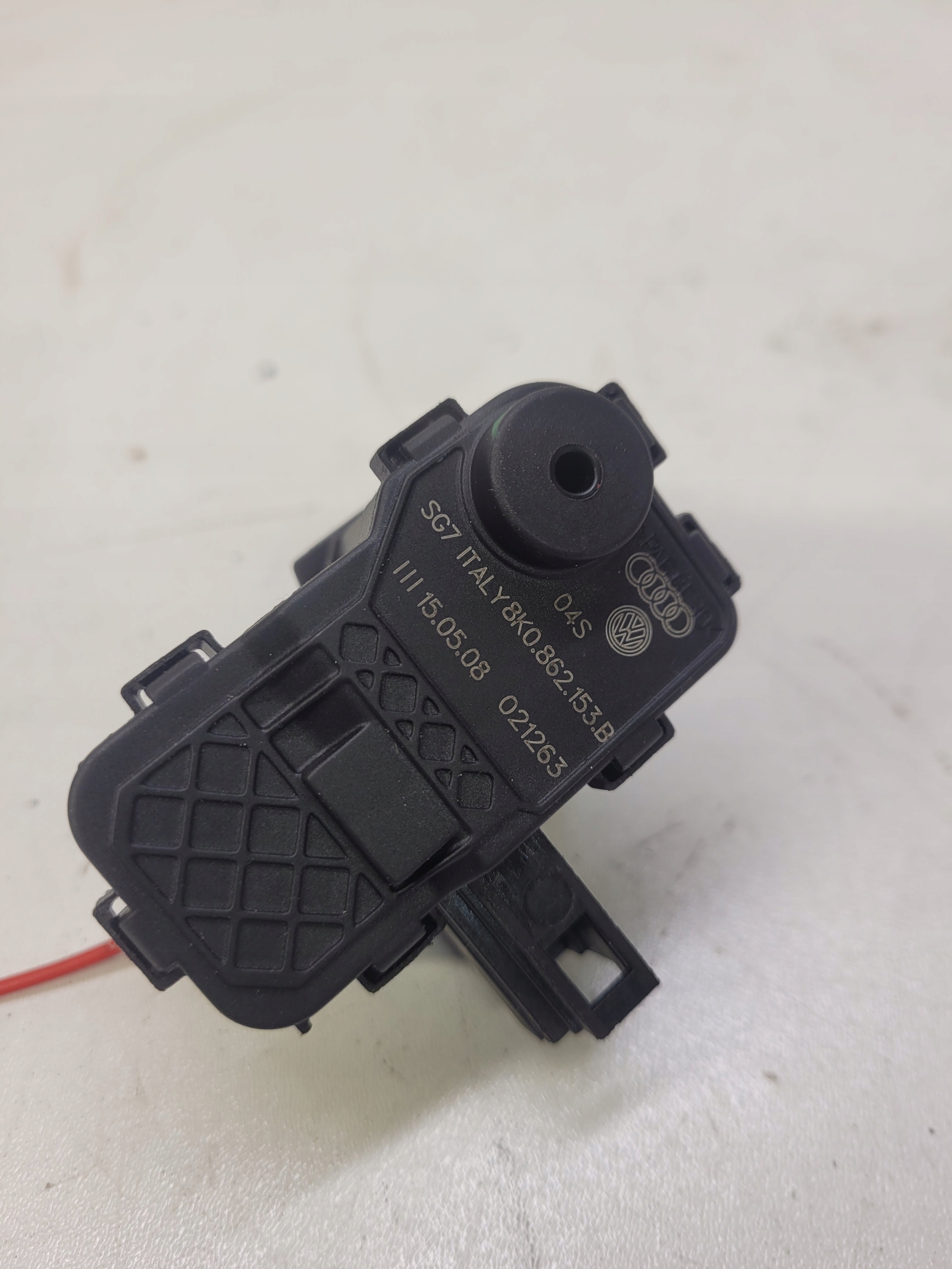 AMORTIZER VRATAŠCA GORIVA AUDI A4 A5 A6 Q5 8K0862153B