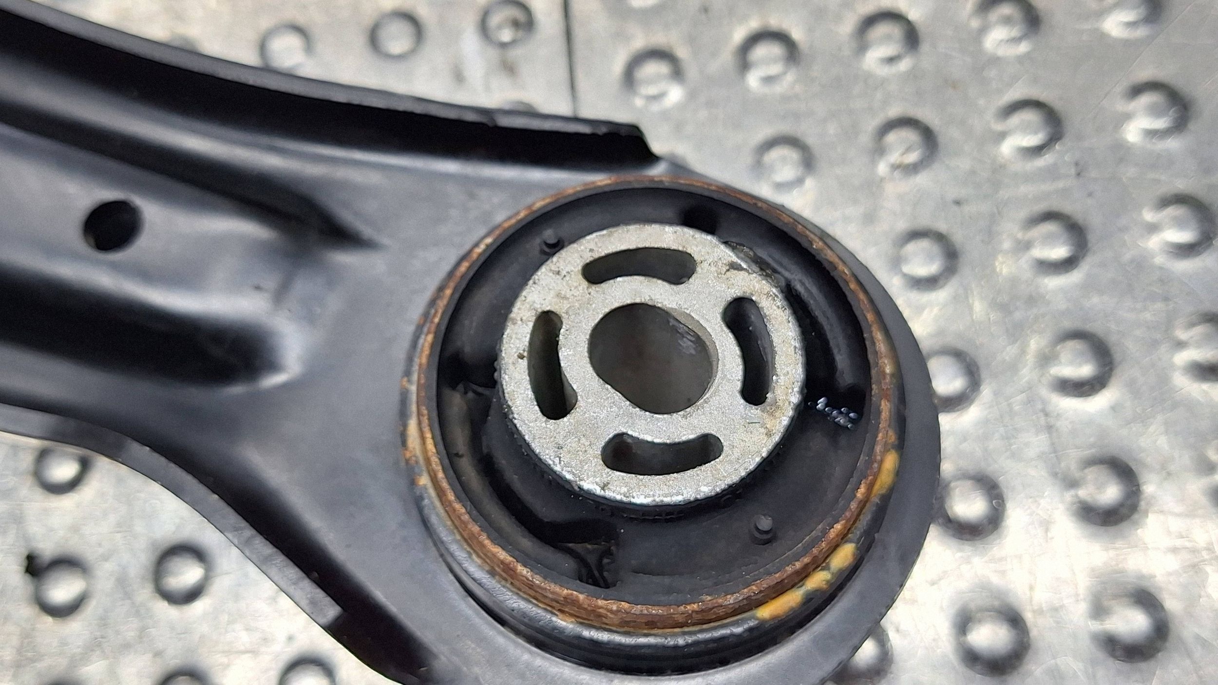 arm right front H1BC-3042R FORD FIESTA MK8