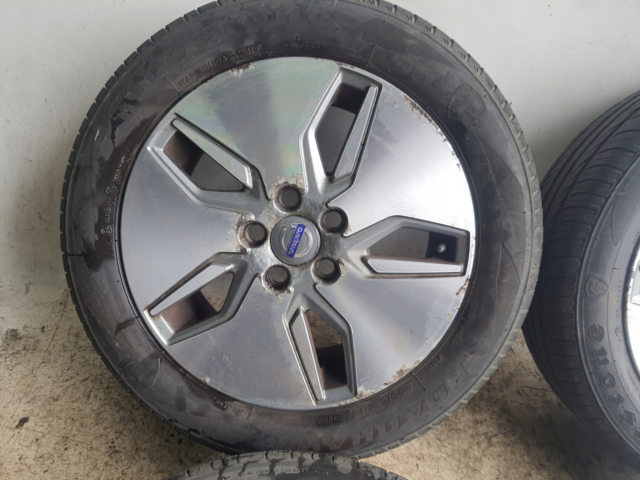 VOLVO C30 LIFT 09-12 discs + tyres 205/5516