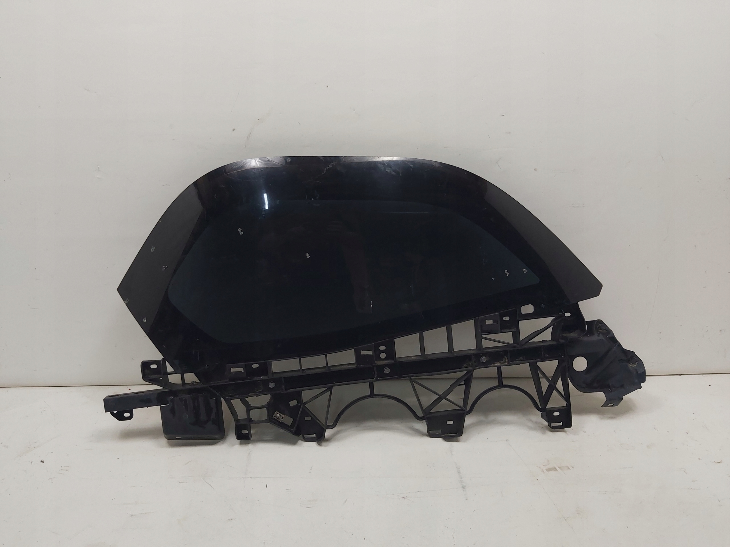 БОКОВОЕ СТЕКЛО ПРАВОЕ RENAULT TWIZY 801004711R