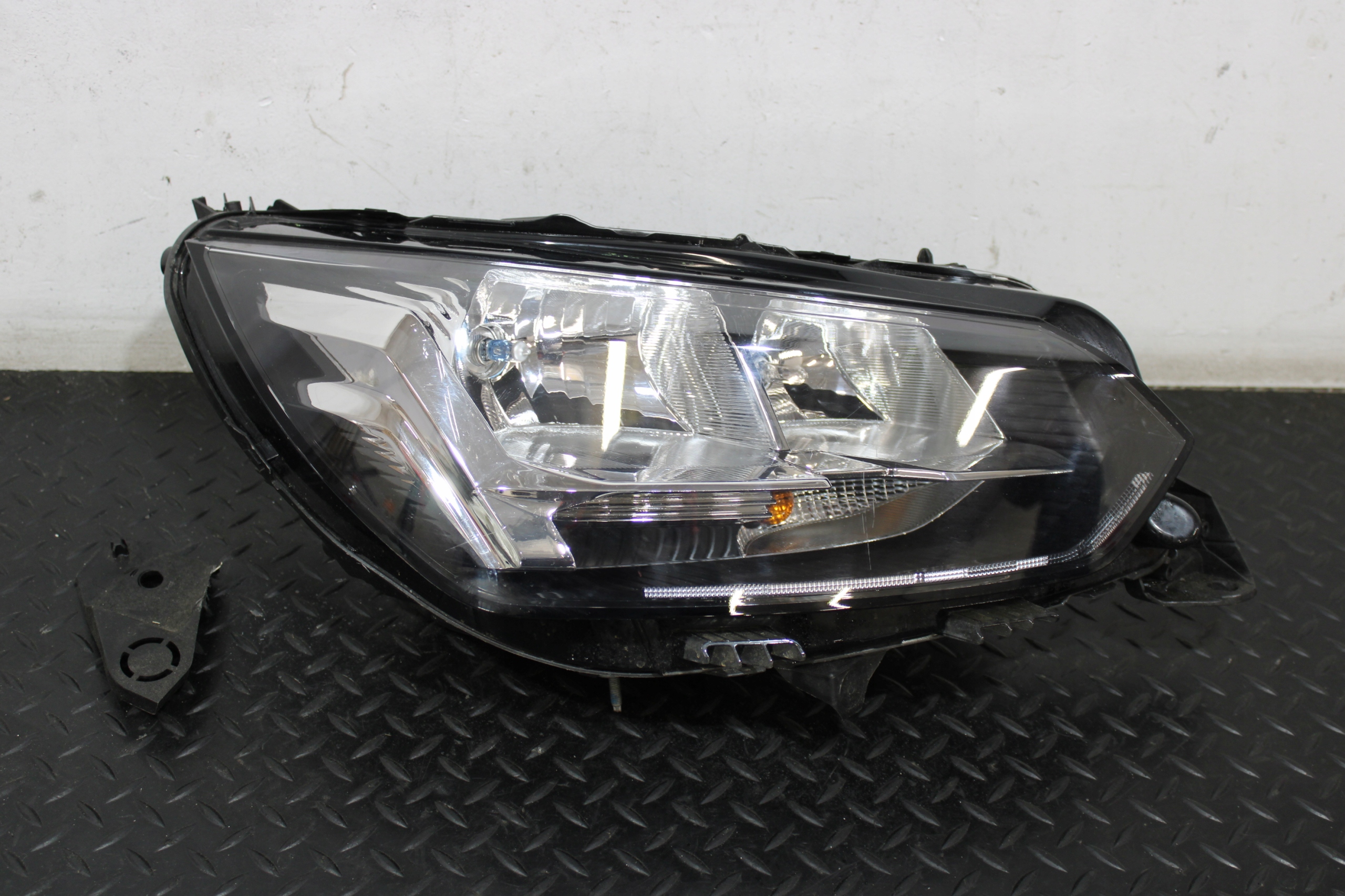 light right front PEUGEOT 208 II 2 98231153980