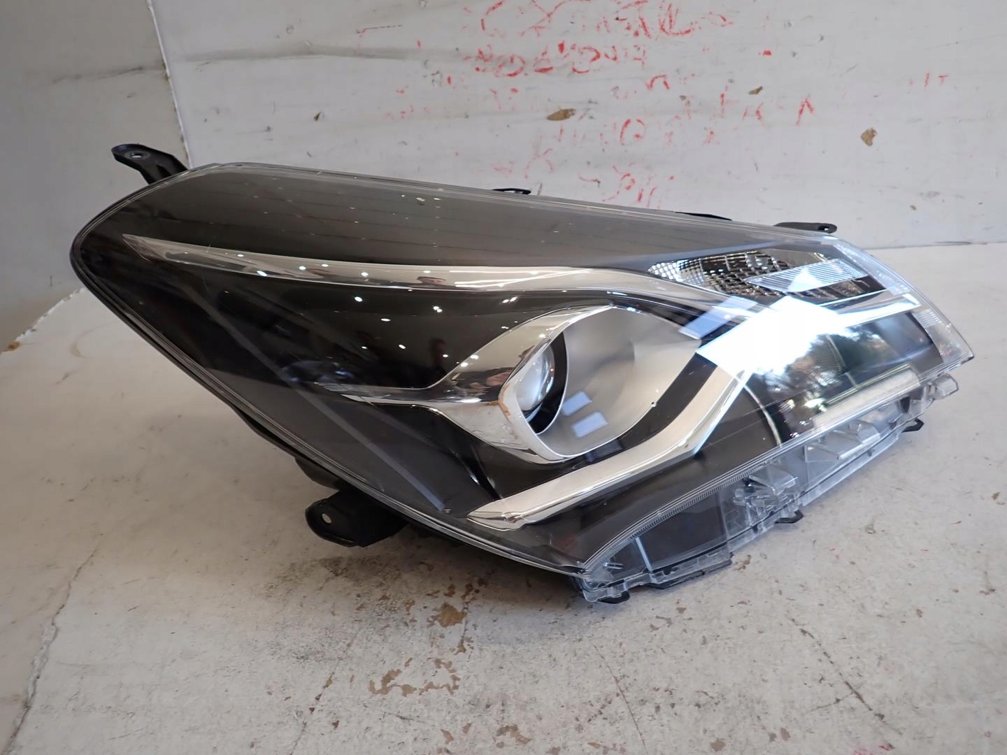 light front front right TOYOTA YARIS III LIFT 2017