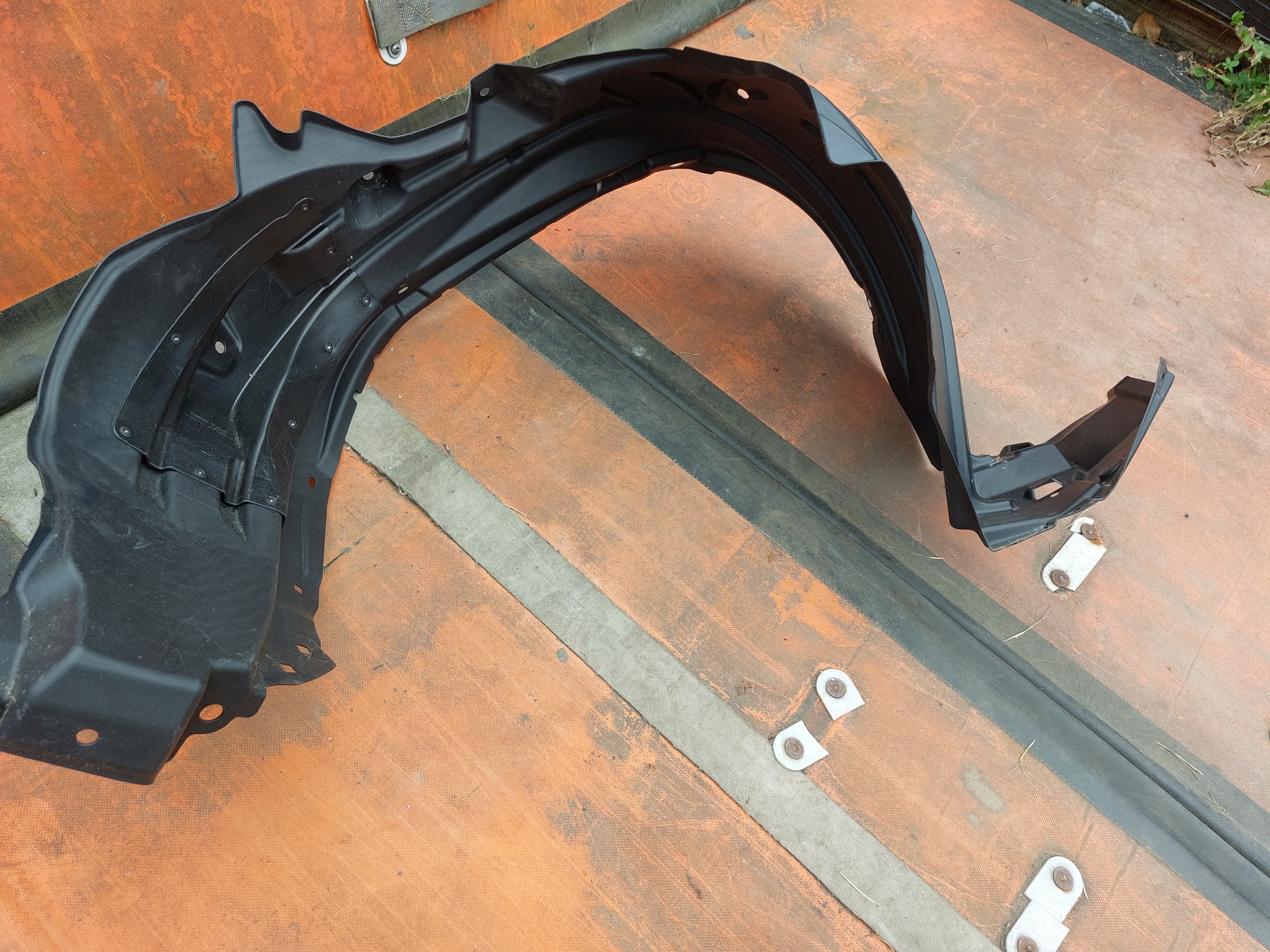 mudguard left front TOYOTA YARIS CROSS 21r new