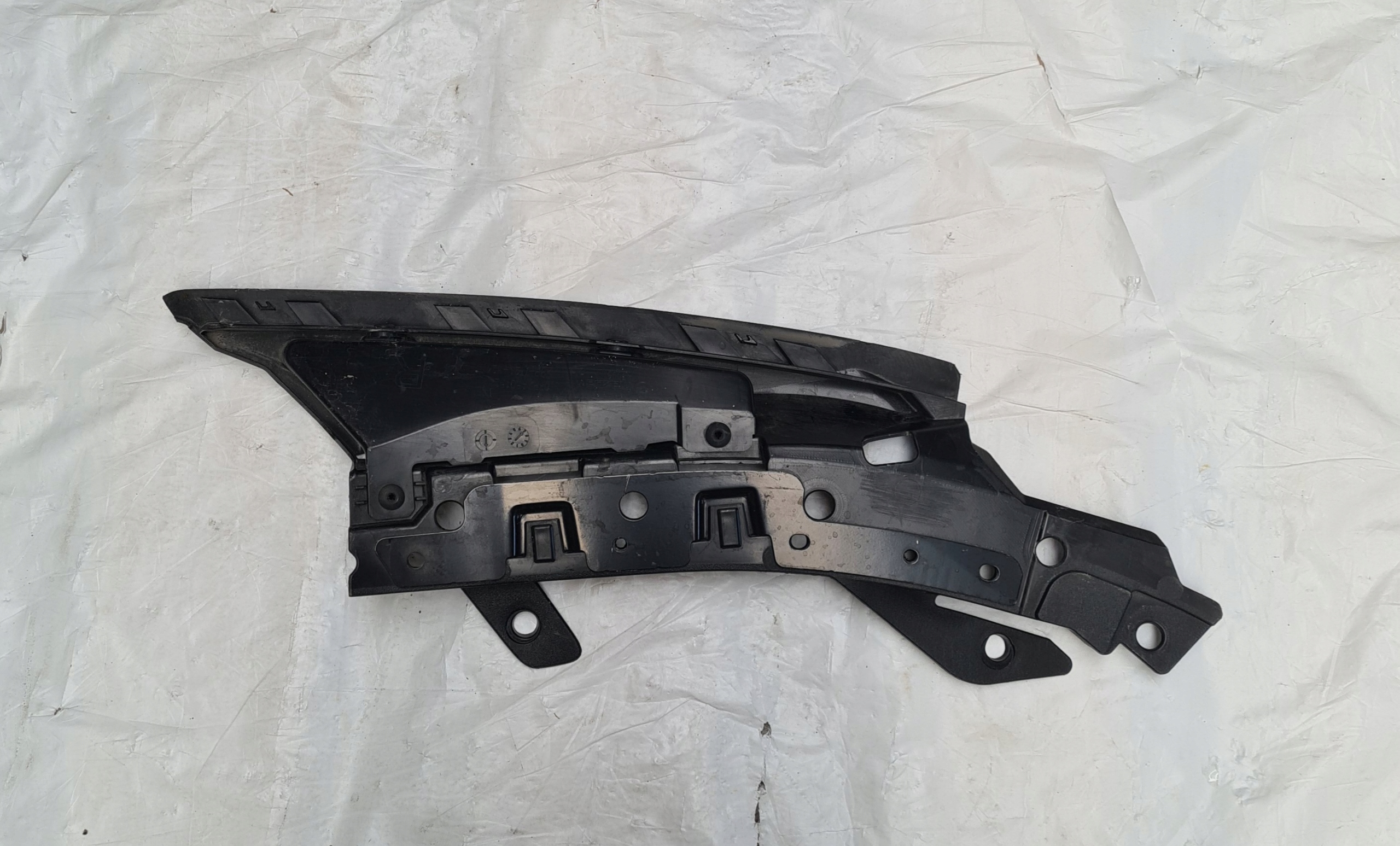 DFR5-50152 - КРОНШТЕЙН РЕМЕНЯ КОВЗАННЯ MAZDA CX30 CX-30 ЛІВИЙ