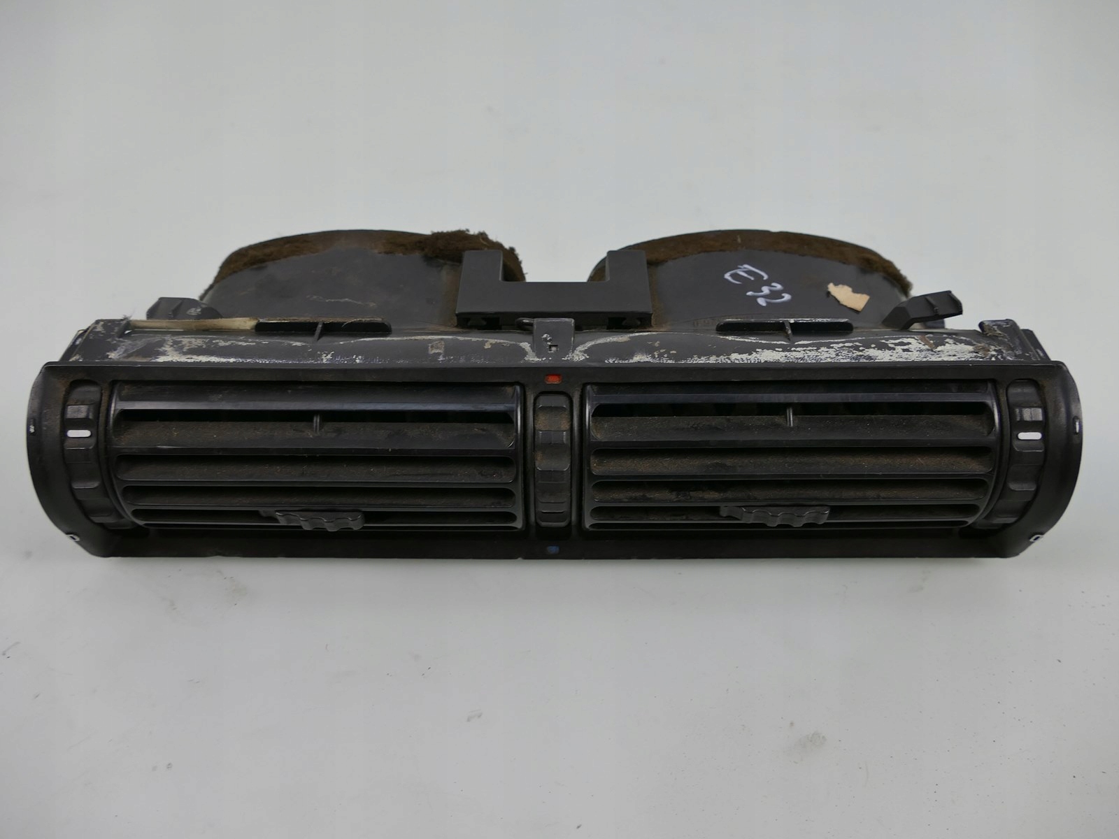 1390926 - BMW 7 E32 вентиляційна решітка центр