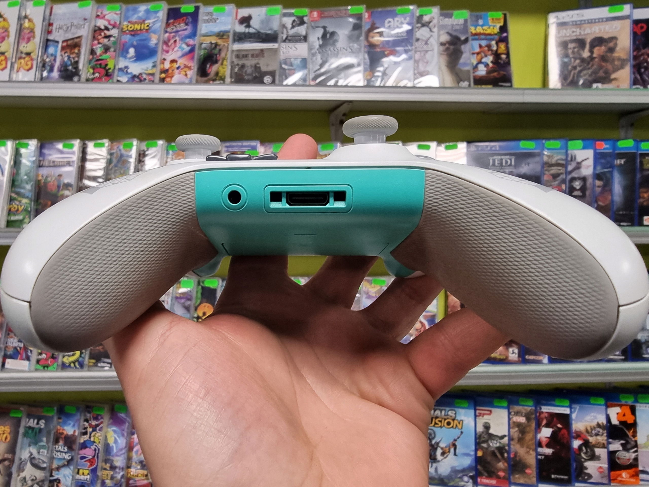 25. PAD KONTROLER XBOX ONE SERIES S X PC SPORT WHITE GUMOWANE GRIPY LIMITED Złącza microUSB mini jack 3.5 (audio)