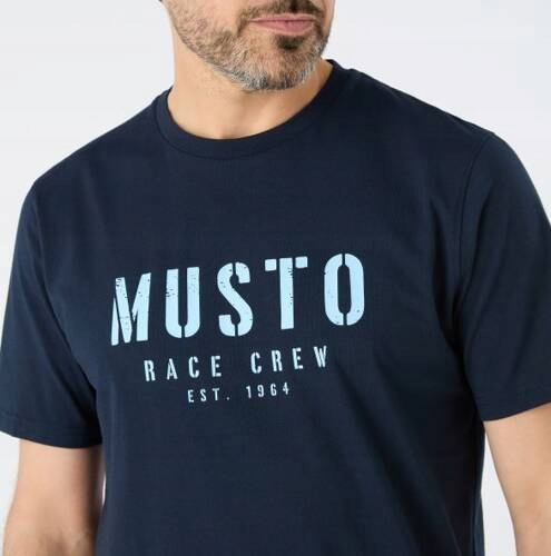 KOSZULKA MĘSKA MUSTO CLASSIC MUSTO SS TEE 85012 Kolor dominujący odcienie niebieskiego